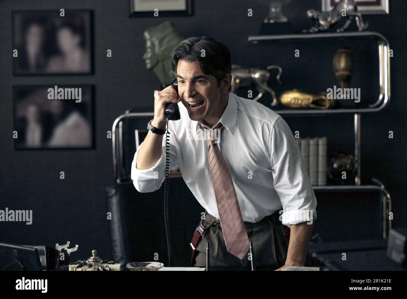 Air è un film biografico di dramma sportivo americano del 2023 diretto da ben Affleck e scritto da Alex Convery. Il film si basa su veri eventi sull'origine di Air Jordan, una scarpa da basket, di cui un dipendente Nike cerca di concludere un accordo commerciale con Michael Jordan, il giocatore rookie. Stelle Matt Damon, ben Affleck, Jason Bateman, Marlon Wayans, Chris Messina, Chris Tucker e Viola Davis. Questa fotografia è solo per uso editoriale ed è copyright della società cinematografica e/o del fotografo assegnato dalla società cinematografica o di produzione e può essere riprodotta solo da pubblicazioni in conju Foto Stock