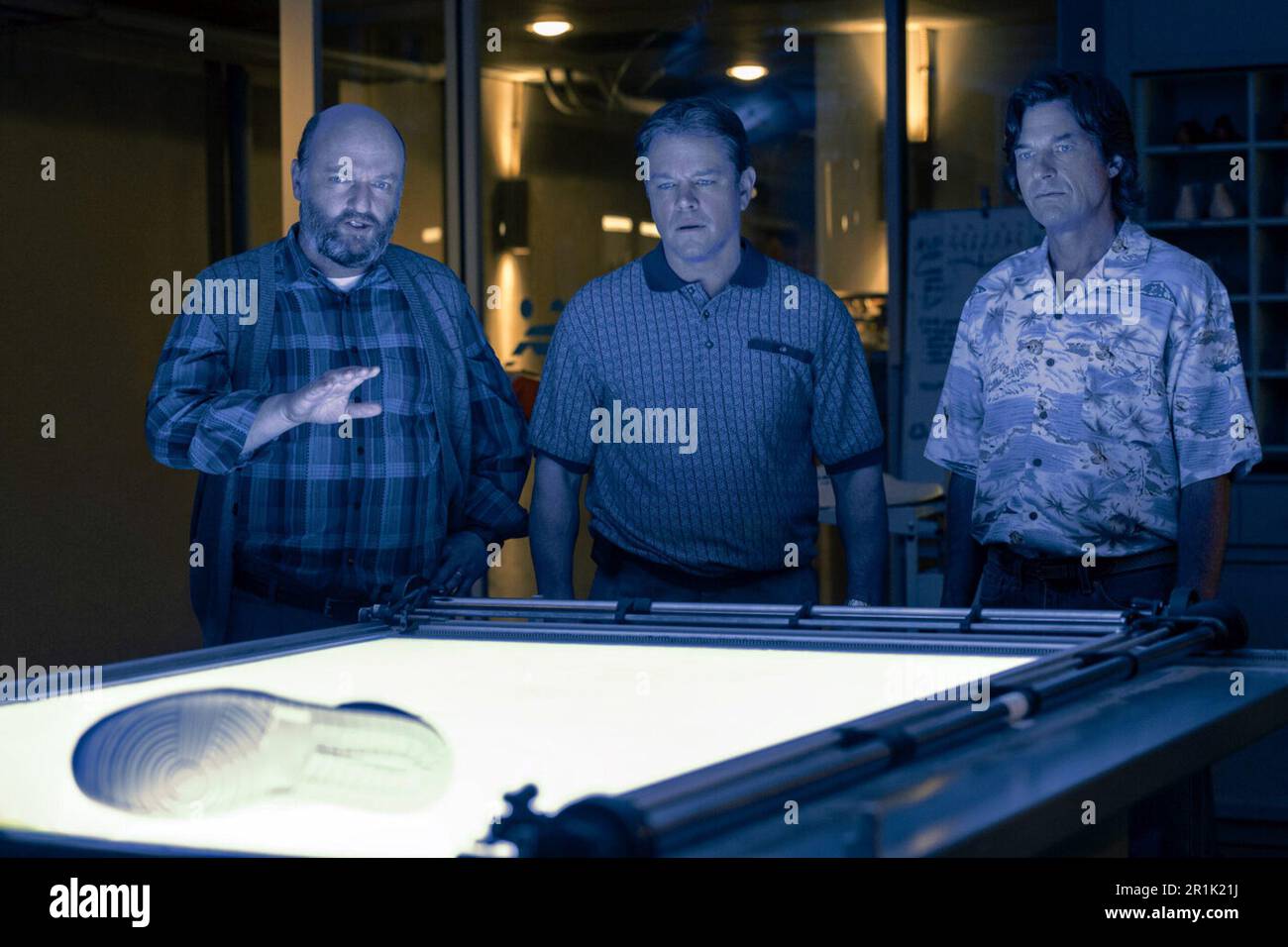 Air è un film biografico di dramma sportivo americano del 2023 diretto da ben Affleck e scritto da Alex Convery. Il film si basa su veri eventi sull'origine di Air Jordan, una scarpa da basket, di cui un dipendente Nike cerca di concludere un accordo commerciale con Michael Jordan, il giocatore rookie. Stelle Matt Damon, ben Affleck, Jason Bateman, Marlon Wayans, Chris Messina, Chris Tucker e Viola Davis. Questa fotografia è solo per uso editoriale ed è copyright della società cinematografica e/o del fotografo assegnato dalla società cinematografica o di produzione e può essere riprodotta solo da pubblicazioni in conju Foto Stock