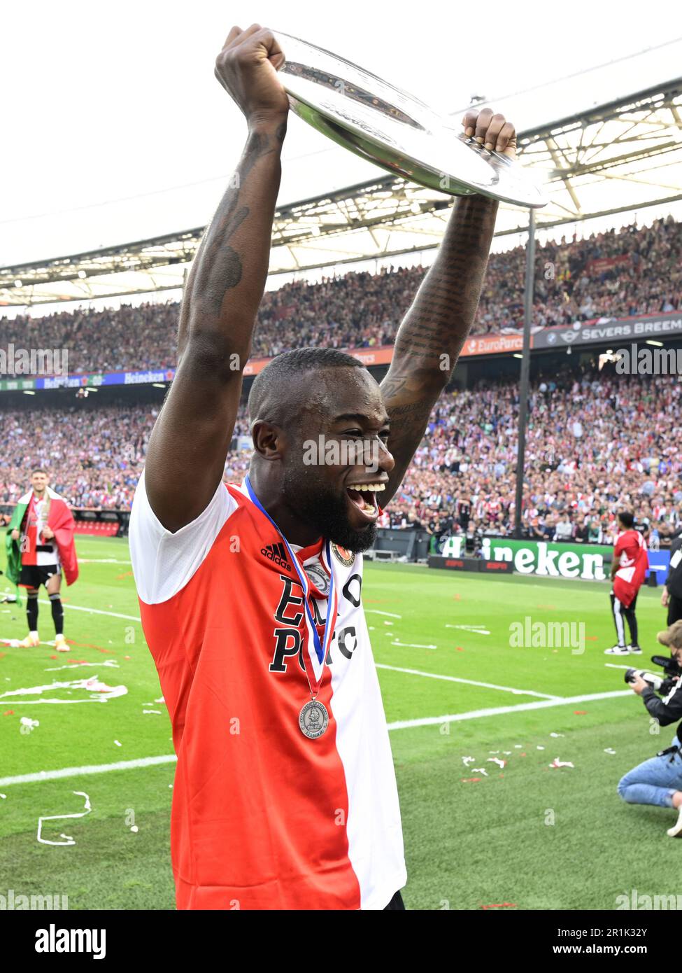 ROTTERDAM - Lutshel Geertruida di Feyenoord con il piatto del campionato, con il trofeo, con il piatto dopo la partita di campionato olandese tra Feyenoord e Go Ahead Eagles a Feyenoord Stadion de Kuip il 14 maggio 2023 a Rotterdam, Paesi Bassi. ANP OLAF KRAAK Foto Stock