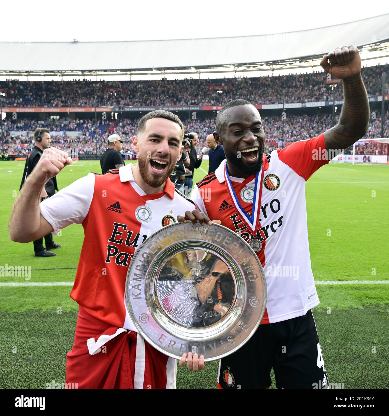 ROTTERDAM - (lr) Orkun Kokcu di Feyenoord e Lutshel Geertruida di Feyenoord con il piatto del campionato, con il trofeo, con il piatto dopo la partita di campionato olandese tra Feyenoord e Go Ahead Eagles a Feyenoord Stadion de Kuip il 14 maggio 2023 a Rotterdam, Paesi Bassi. ANP OLAF KRAAK Foto Stock