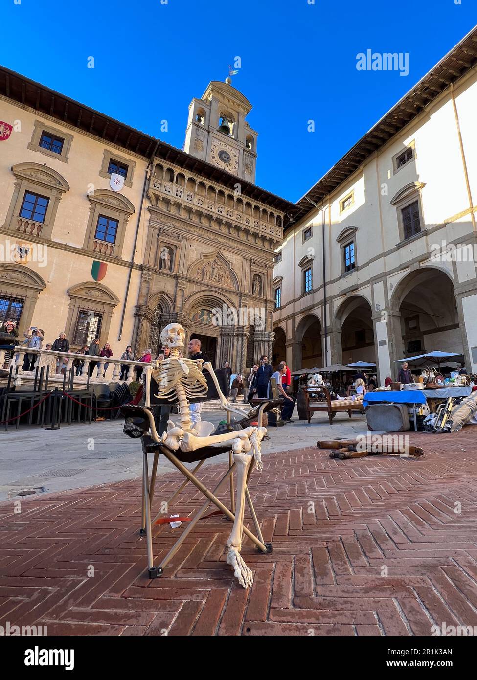 Uno scheletro nel mercato dell'antiquariato di Piazza grande ad Arezzo Foto Stock