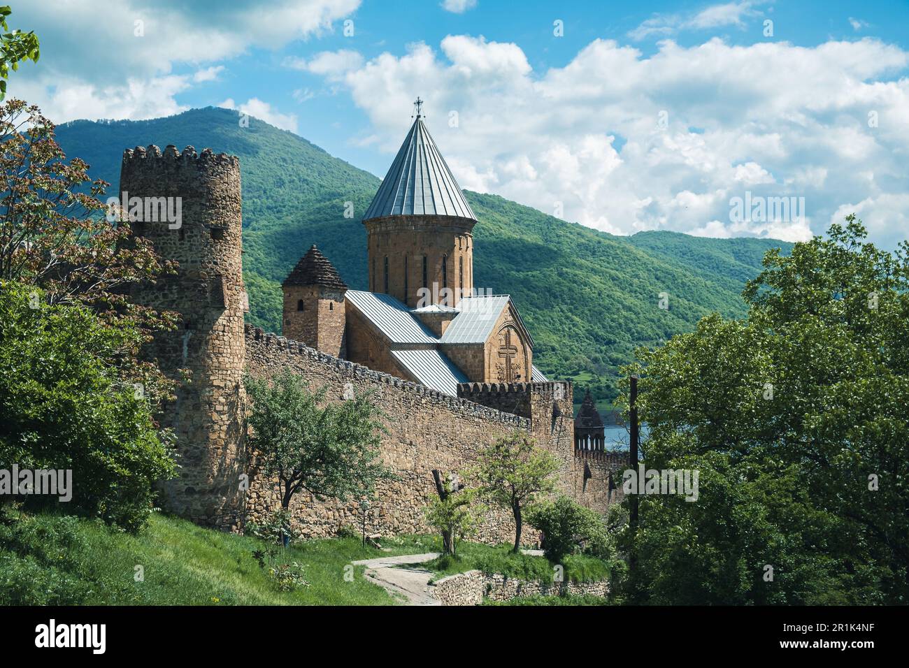 Ananuri complesso fortezza con chiesa ortodossa medievale in Georgia. Castello Ananuri sul fiume Aragvi Foto Stock