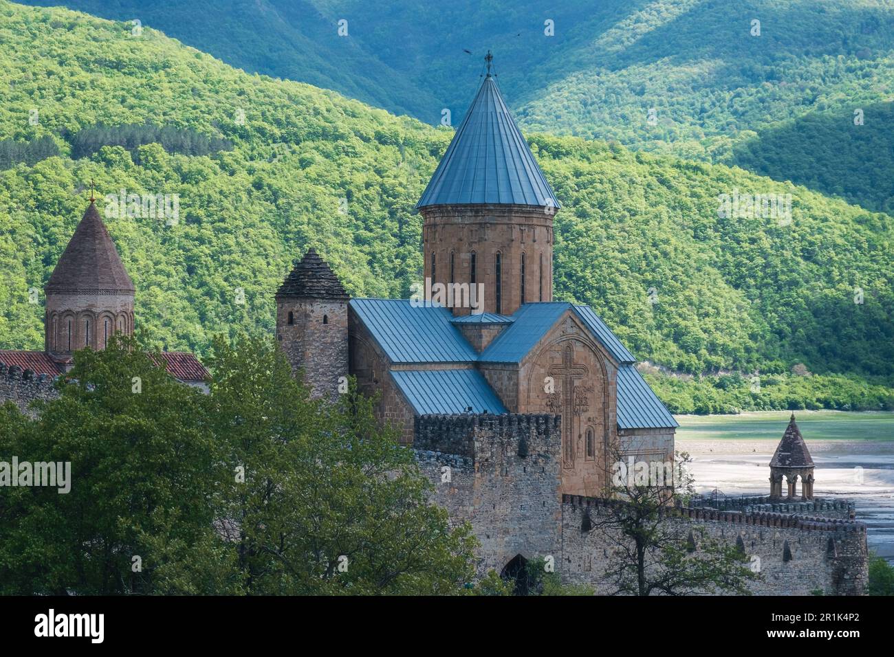 Ananuri complesso fortezza con chiesa ortodossa medievale in Georgia, Caucaso. Castello Ananuri sul fiume Aragvi Foto Stock