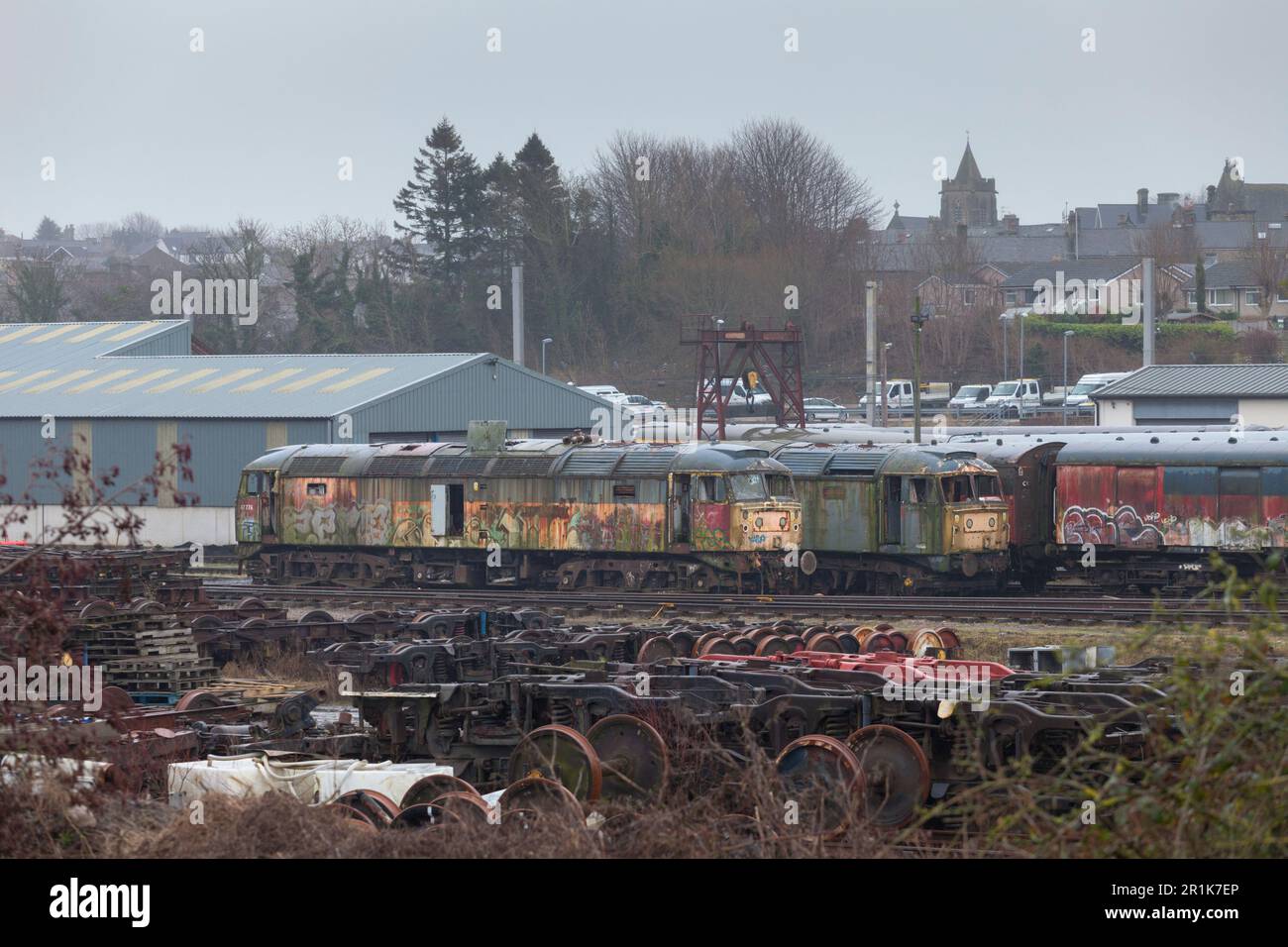Ritirata classe 47 locomotive 47492+47776 in attesa del loro destino presso il deposito della West Coast Railways, Carnforth, Lancashire. vengono utilizzati per le parti di ricambio Foto Stock