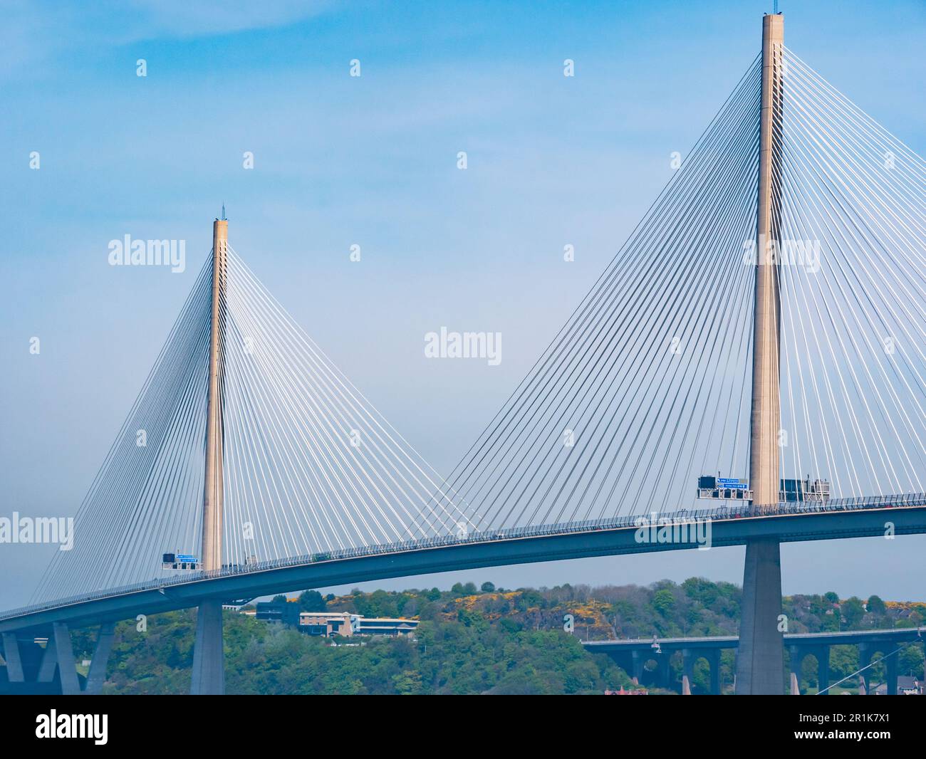 Vista di cavi, torri e ponte di Queensferry attraversando ponte stradale, Scozia, Regno Unito Foto Stock