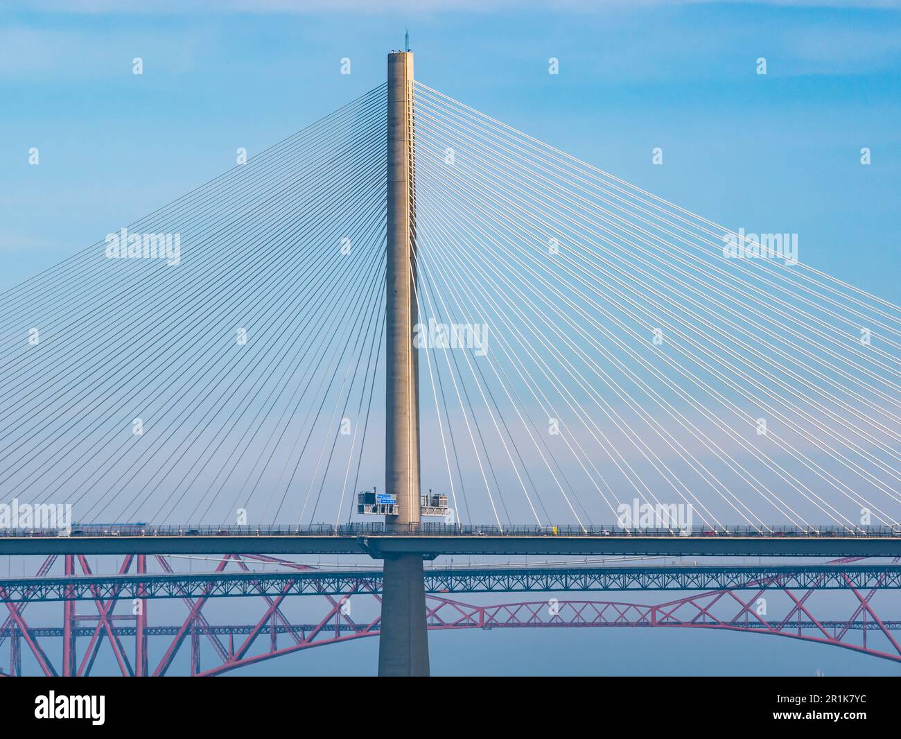 Vista di cavi, torri e ponte di Queensferry attraversando ponte stradale, Scozia, Regno Unito Foto Stock