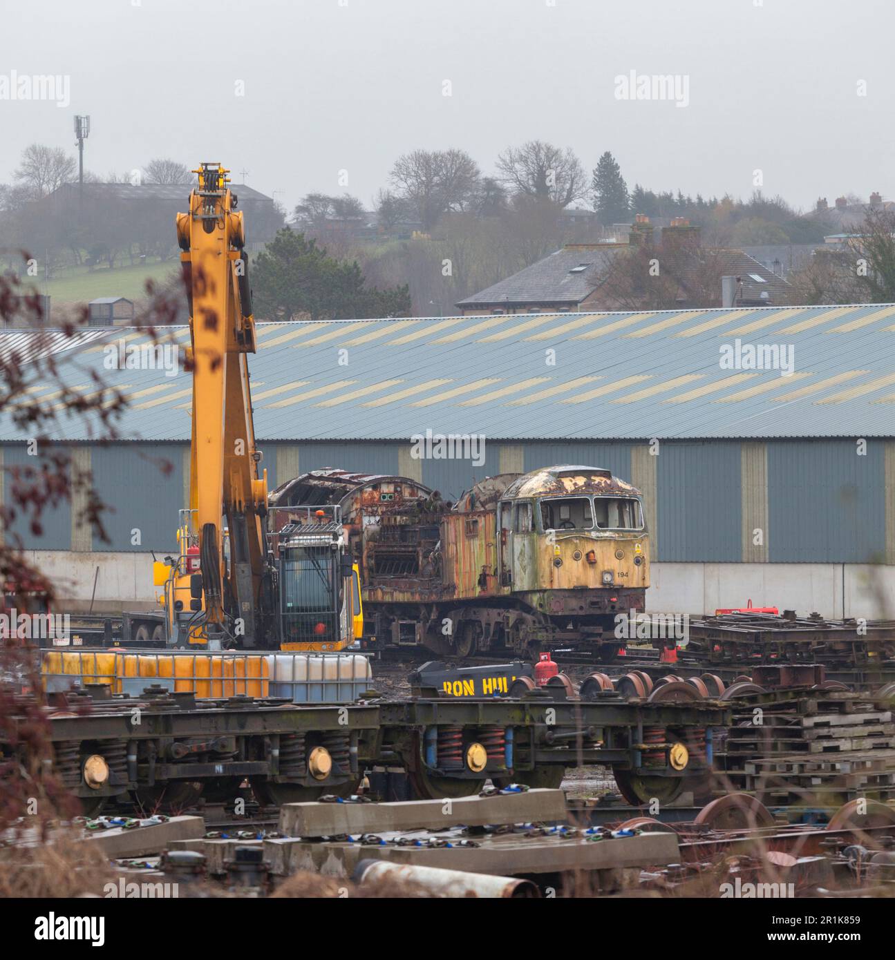 Locomotiva 47194 diesel della classe 47 demolita per rottamazione da Ron Hull nel deposito della West Coast Railways a Carnforth Foto Stock