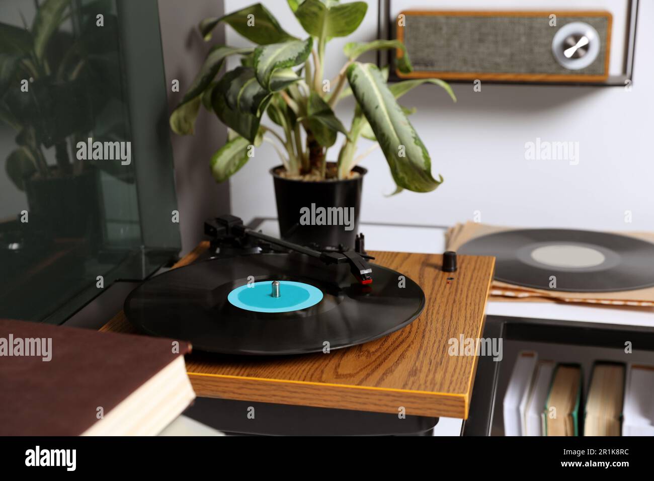 Elegante giradischi con disco in vinile sul tavolo in camera Foto Stock