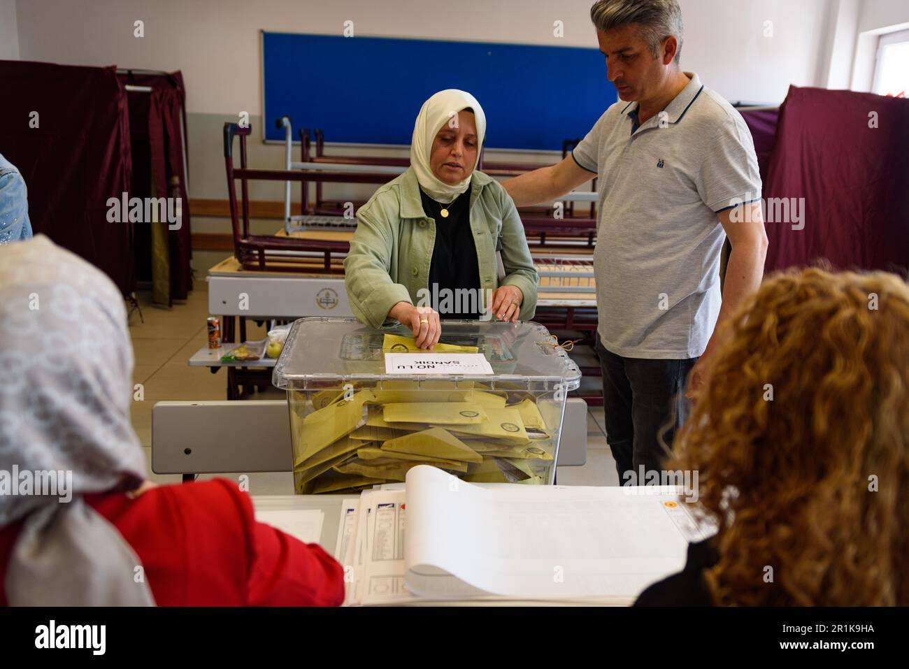 Istanbul, Turchia. 14th maggio, 2023. Una donna lancia il suo voto in una cassa elettorale presso il seggio della scuola Saffet Cebi. Oggi 64 milioni di cittadini turchi sono chiamati a partecipare ai sondaggi per votare in quelle che potrebbero essere elezioni presidenziali e parlamentari storiche. Per il primo presidente Recep Tayyip Erdogan, del partito conservatore AKP, ha un serio sfidante a Kemal Kilicdaroglu, che guida una coalizione di partiti di opposizione. Credit: SOPA Images Limited/Alamy Live News Foto Stock