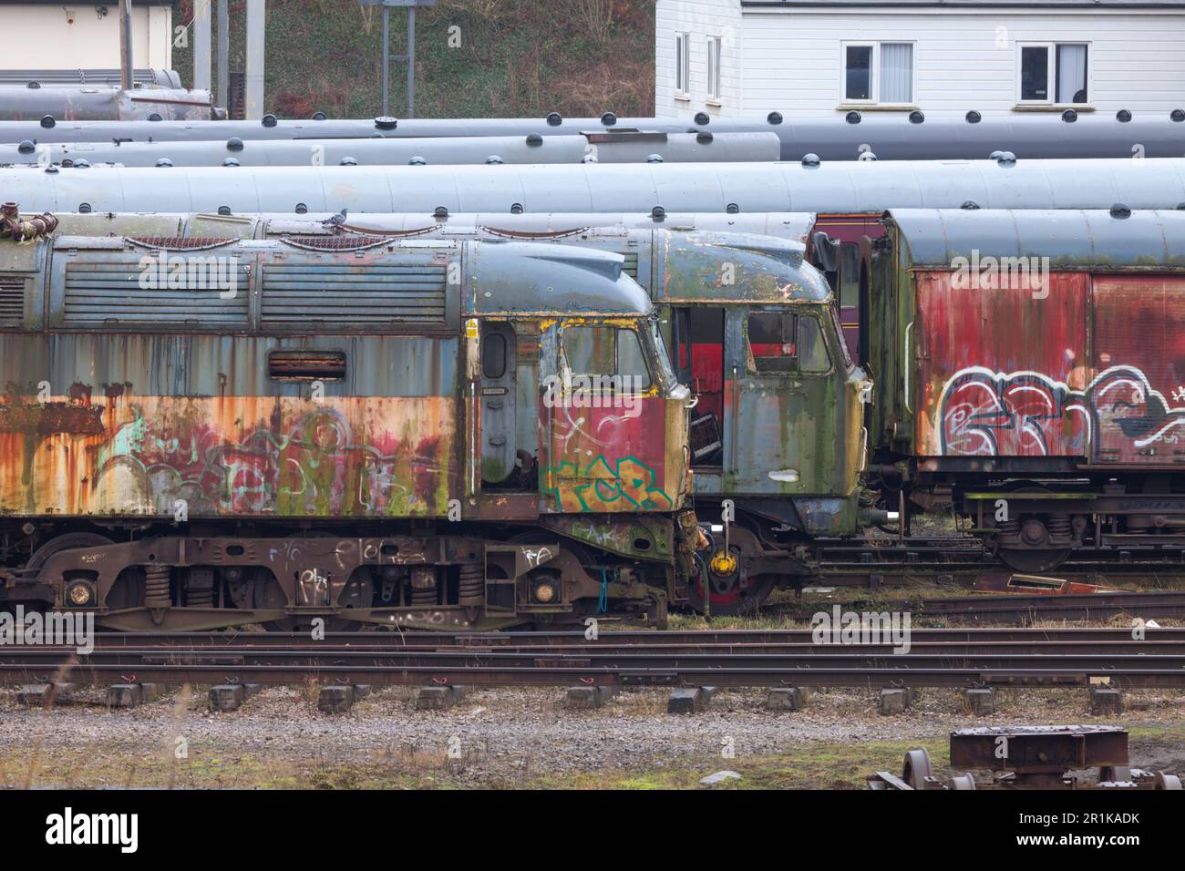 Ritirata classe 47 locomotive 47492+47776 in attesa del loro destino presso il deposito della West Coast Railways, Carnforth, Lancashire. vengono utilizzati per le parti di ricambio Foto Stock