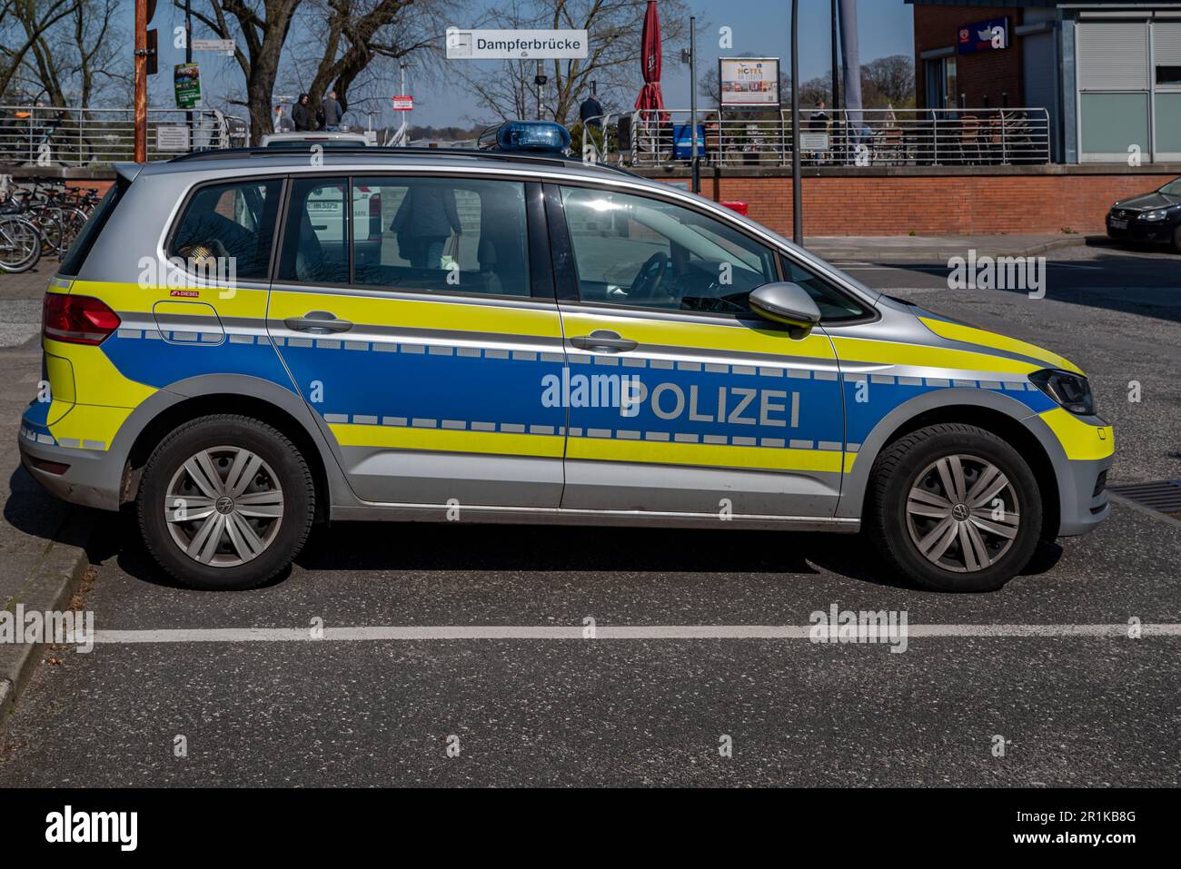 Amburgo, Germania - 04 17 2023: Vista laterale di una macchina di polizia tedesca parcheggiata ad amburgo. Foto Stock