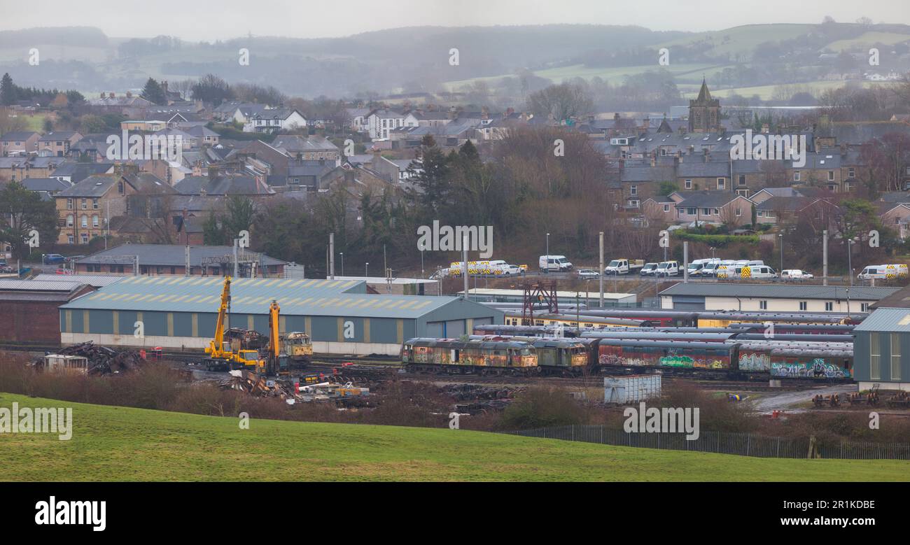 Locomotive diesel classe 47 ritirate presso il deposito ferroviario della West Coast, Carnforth, Lancashire 47194 (in fase di demolizione) e 47492 + 47776 Foto Stock