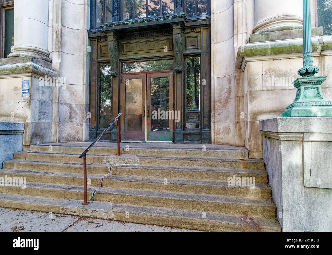 Il Carnegie Building, una biblioteca pubblica dotata da Andrew Carnegie, si trova immediatamente a nord del Columbus Circle. Foto Stock