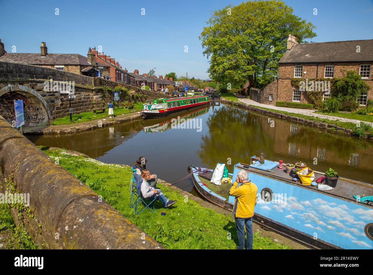 Canal narrowboat ormeggiato sul canale Peak Forest al suo incrocio con il canale Macclesfield a Marple nella Greater Manchester Foto Stock