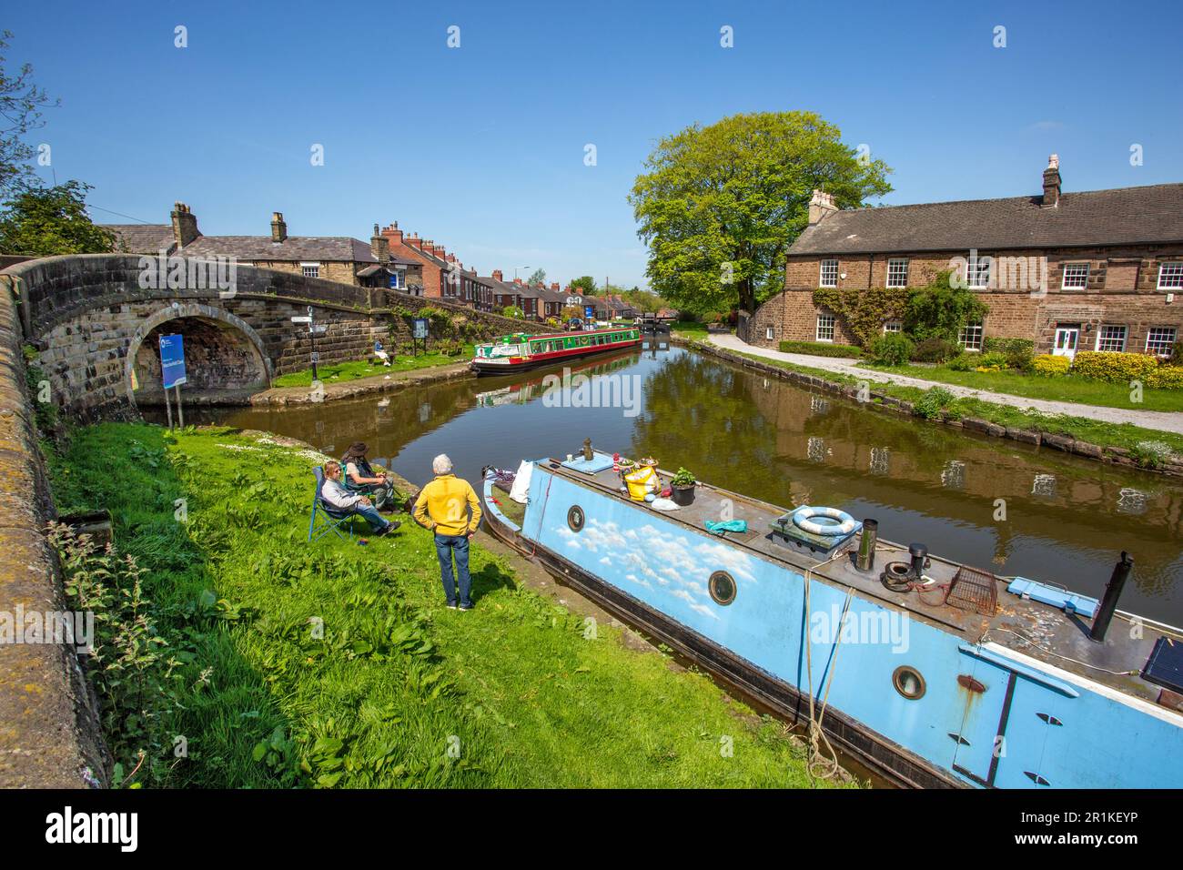 Canal narrowboat ormeggiato sul canale Peak Forest al suo incrocio con il canale Macclesfield a Marple in Cheshire Foto Stock