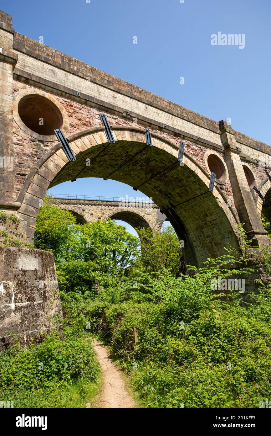 L'acquedotto Marple Canal e il viadotto ferroviario sul fiume Goyt nella valle di Goyt a Marple nella Greater Manchester, l'acquedotto più alto d'Inghilterra Foto Stock