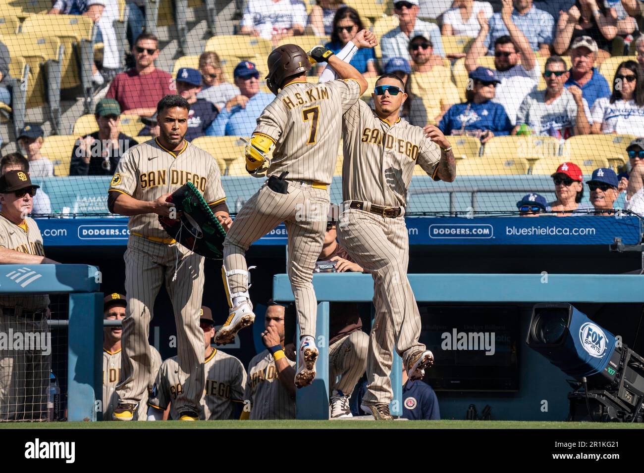 San Diego Padres secondo baseman ha-Seong Kim (7) e terzo baseman Manny Machado (13) celebrano durante una partita di MLB contro i Los Angeles Dodgers, Sat Foto Stock