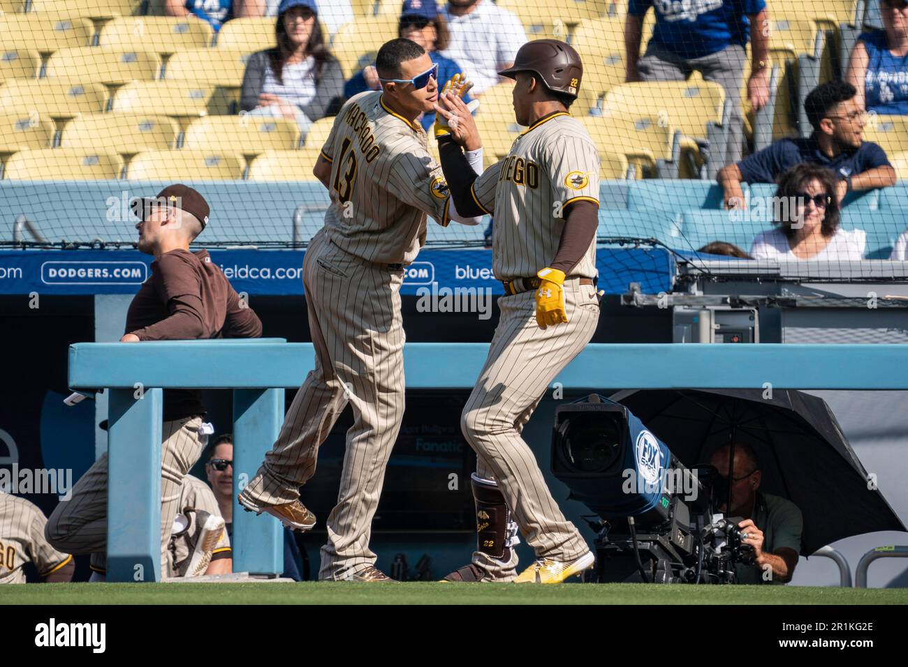 San Diego Padres terzo baseman Manny Machado (13) festeggia con il fielder di sinistra Juan Soto (22) durante una partita di MLB contro i Los Angeles Dodgers, Satur Foto Stock