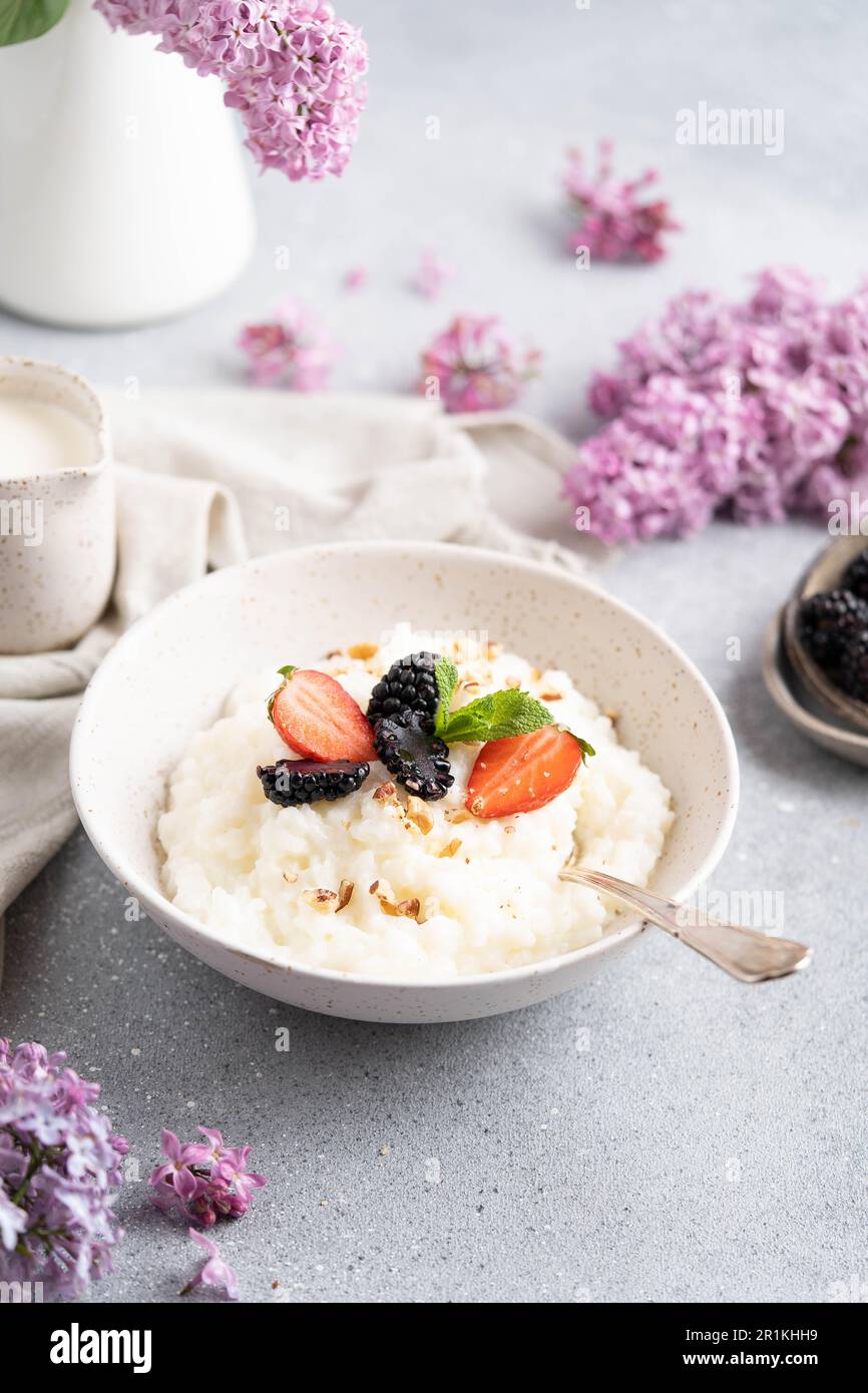 Porridge di riso con latte e fragole. Una deliziosa colazione fatta in casa per tutta la famiglia. Foto Stock