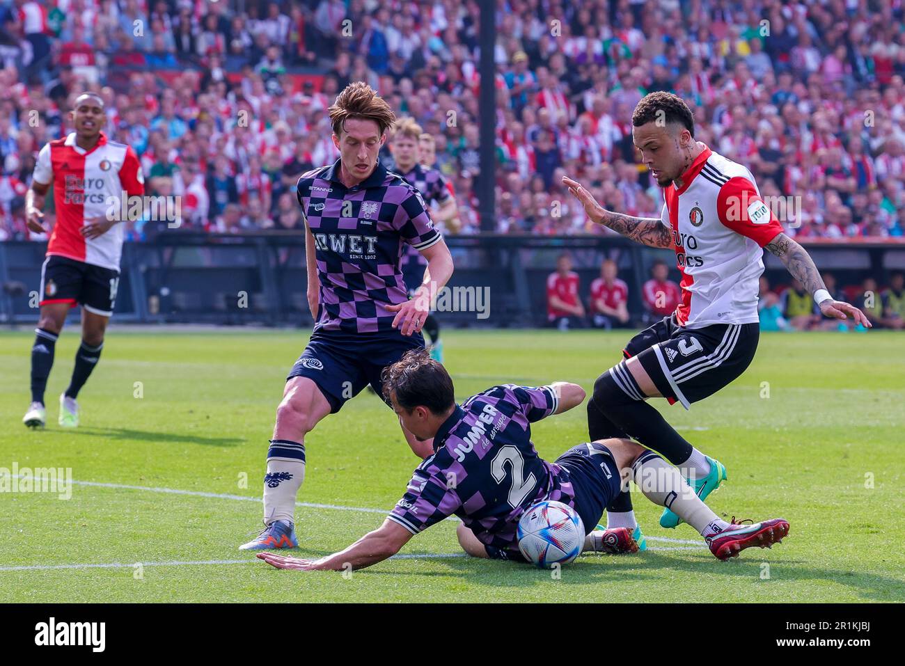 14-05-2023: Sport: Feyenoord v Go Ahead ROTTERDAM, PAESI BASSI - MAGGIO 14: Quillindschy Hartman (Feyenoord Rotterdam) e Mats Deijl (Go Ahead Eagles) Foto Stock