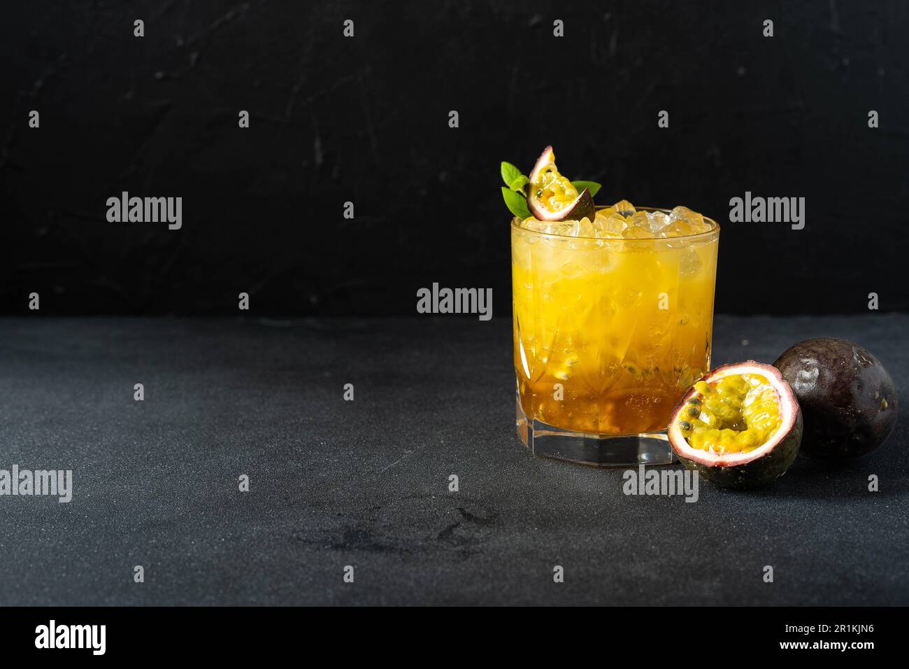 Limonata fredda di frutti di bosco con ghiaccio per una giornata calda. Limonata di frutto della passione. Foto Stock