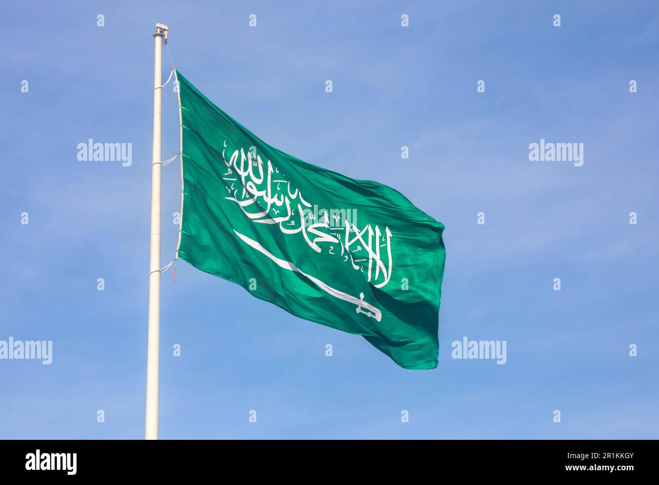 Bandiera dell'Arabia Saudita che sventola sul vento, Jeddah, Arabia Saudita Foto Stock