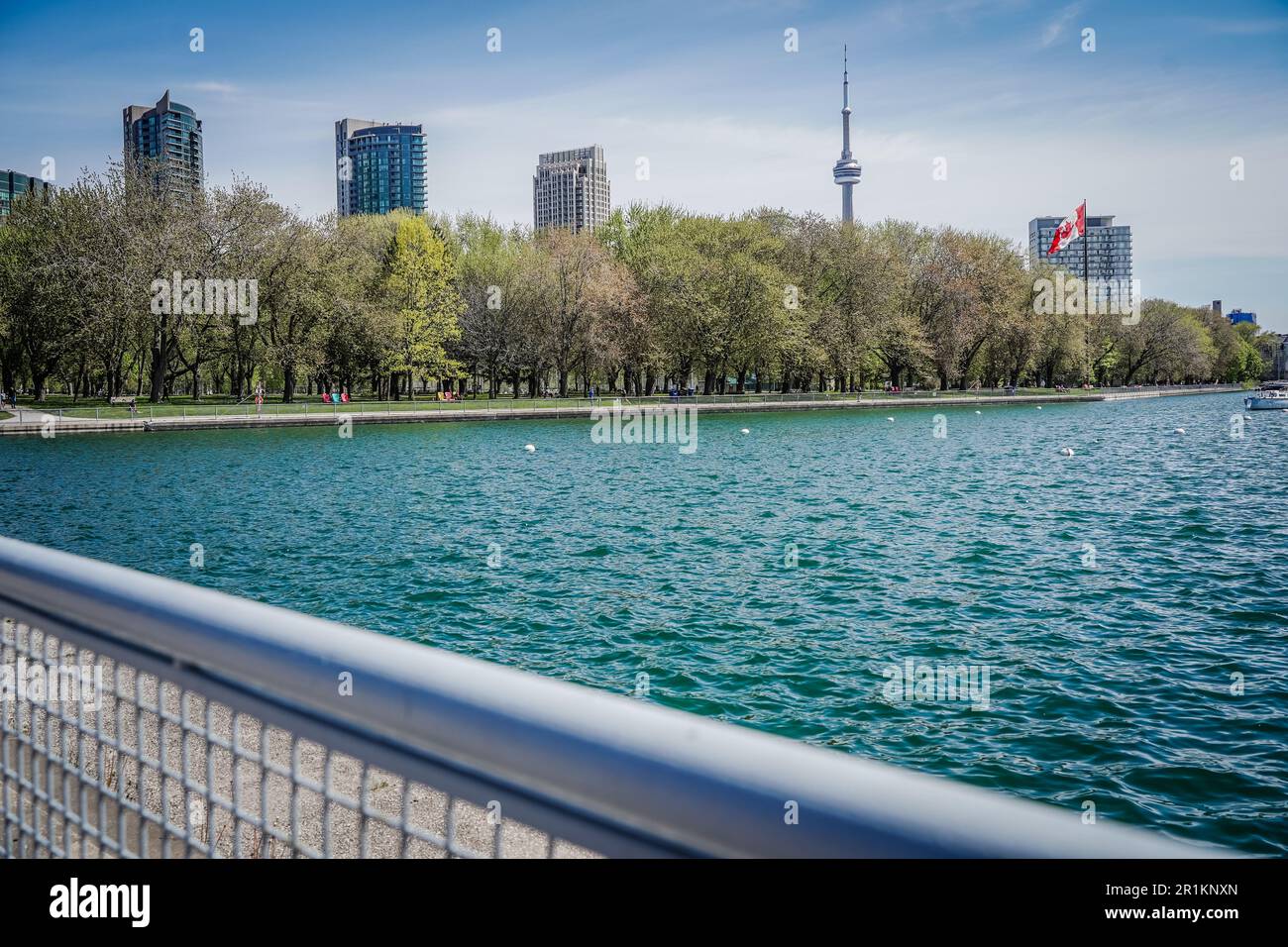 Lago ontario con Toronto CN torre sullo sfondo in una giornata tranquilla e soleggiata Foto Stock