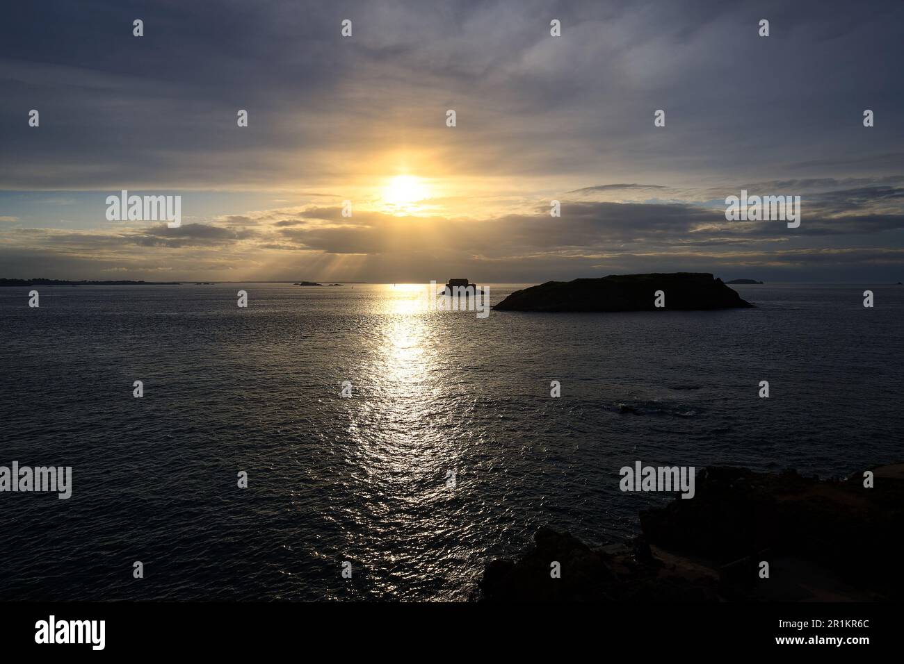 Bellezza tramonto vista dalla spiaggia di Saint Malo. Piscina naturale a Saint-Malo in Bretagna . Francia. Foto Stock