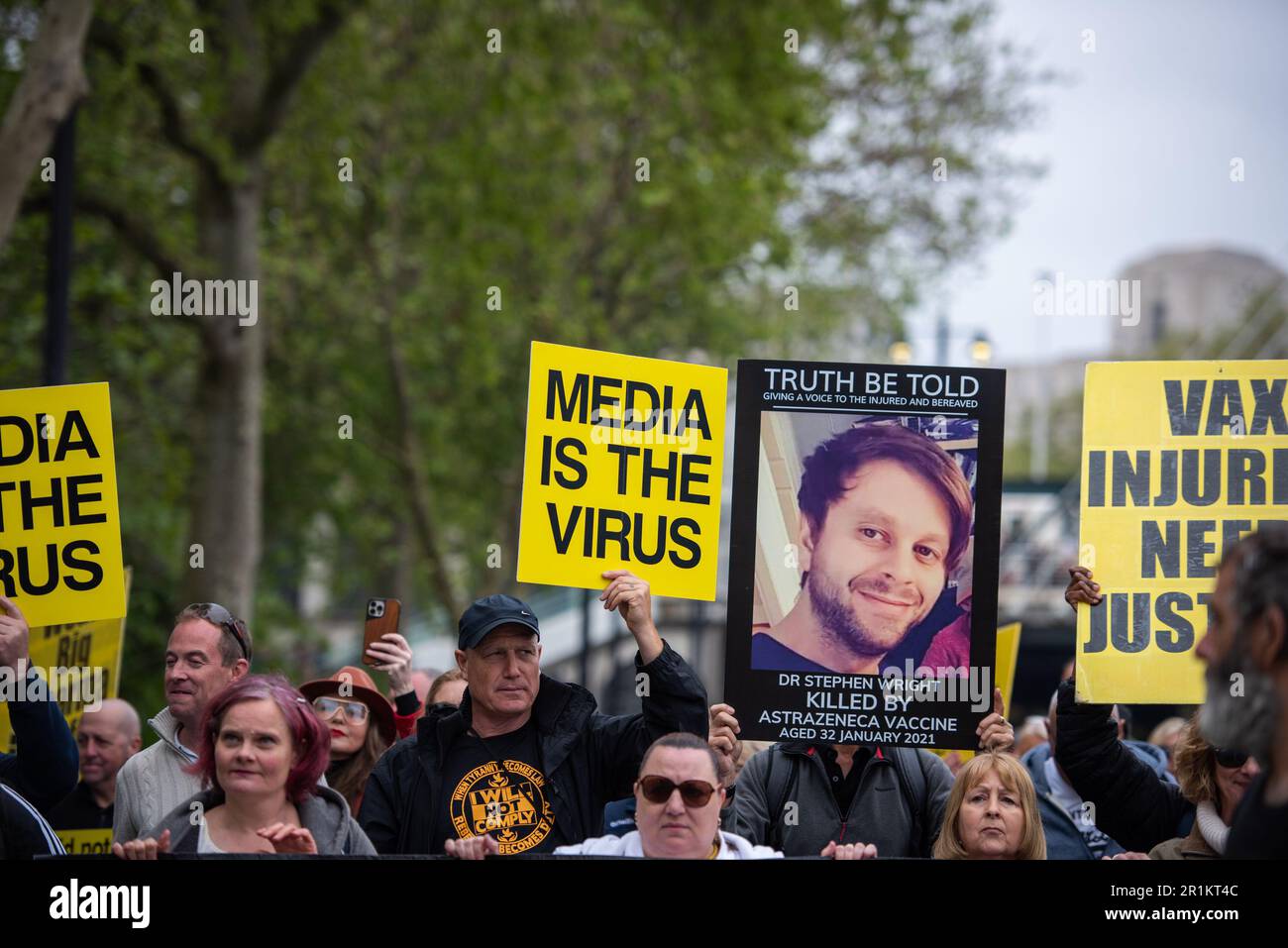 Londra, Regno Unito. 13th maggio, 2023. I manifestanti hanno dei cartelli durante la dimostrazione della verità durante la marcia verso la Piazza del Parlamento a Londra. Nel giugno del 2023, il governo prevede di iniettare ai vulnerabili 6 mesi il pericoloso e inefficace vaccino di Pfizer, nonostante le prove senza precedenti di danni, inclusa la morte. Le vittime ferite, perquisite e morte lottano per la giustizia dei loro cari. (Foto di Loredana Sangiuliano/SOPA Images/Sipa USA) Credit: Sipa USA/Alamy Live News Foto Stock