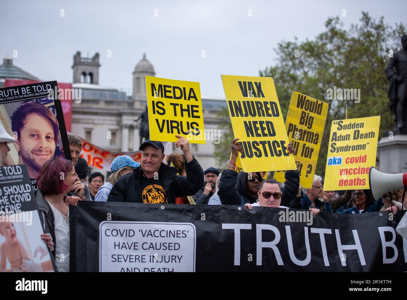 Londra, Regno Unito. 13th maggio, 2023. I manifestanti hanno in mano un banner e cartelli durante la dimostrazione della verità durante la marcia verso la Piazza del Parlamento a Londra. Nel giugno del 2023, il governo prevede di iniettare ai vulnerabili 6 mesi il pericoloso e inefficace vaccino di Pfizer, nonostante le prove senza precedenti di danni, inclusa la morte. Le vittime ferite, perquisite e morte lottano per la giustizia dei loro cari. (Foto di Loredana Sangiuliano/SOPA Images/Sipa USA) Credit: Sipa USA/Alamy Live News Foto Stock