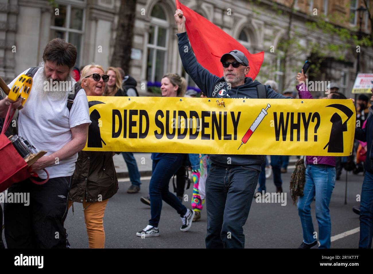 Londra, Regno Unito. 13th maggio, 2023. Un protester tiene una bandiera che dichiara, morto improvvisamente, perché? Durante la verità, durante la marcia verso la Piazza del Parlamento a Londra, sarà raccontata la dimostrazione. Nel giugno del 2023, il governo prevede di iniettare ai vulnerabili 6 mesi il pericoloso e inefficace vaccino di Pfizer, nonostante le prove senza precedenti di danni, inclusa la morte. Le vittime ferite, perquisite e morte lottano per la giustizia dei loro cari. (Foto di Loredana Sangiuliano/SOPA Images/Sipa USA) Credit: Sipa USA/Alamy Live News Foto Stock