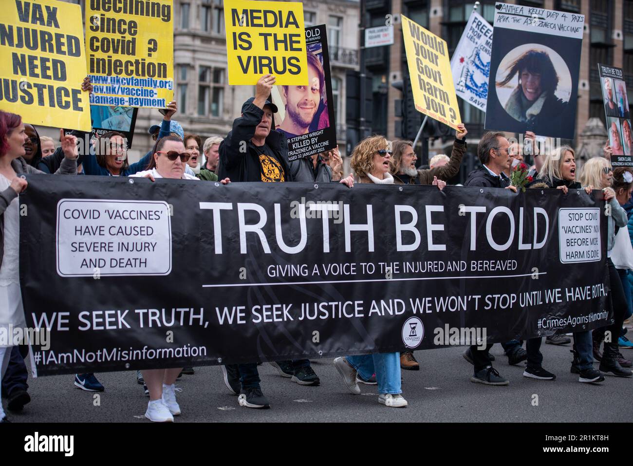 Londra, Regno Unito. 13th maggio, 2023. I manifestanti hanno in mano un banner e cartelli durante la dimostrazione della verità durante la marcia verso la Piazza del Parlamento a Londra. Nel giugno del 2023, il governo prevede di iniettare ai vulnerabili 6 mesi il pericoloso e inefficace vaccino di Pfizer, nonostante le prove senza precedenti di danni, inclusa la morte. Le vittime ferite, perquisite e morte lottano per la giustizia dei loro cari. (Foto di Loredana Sangiuliano/SOPA Images/Sipa USA) Credit: Sipa USA/Alamy Live News Foto Stock