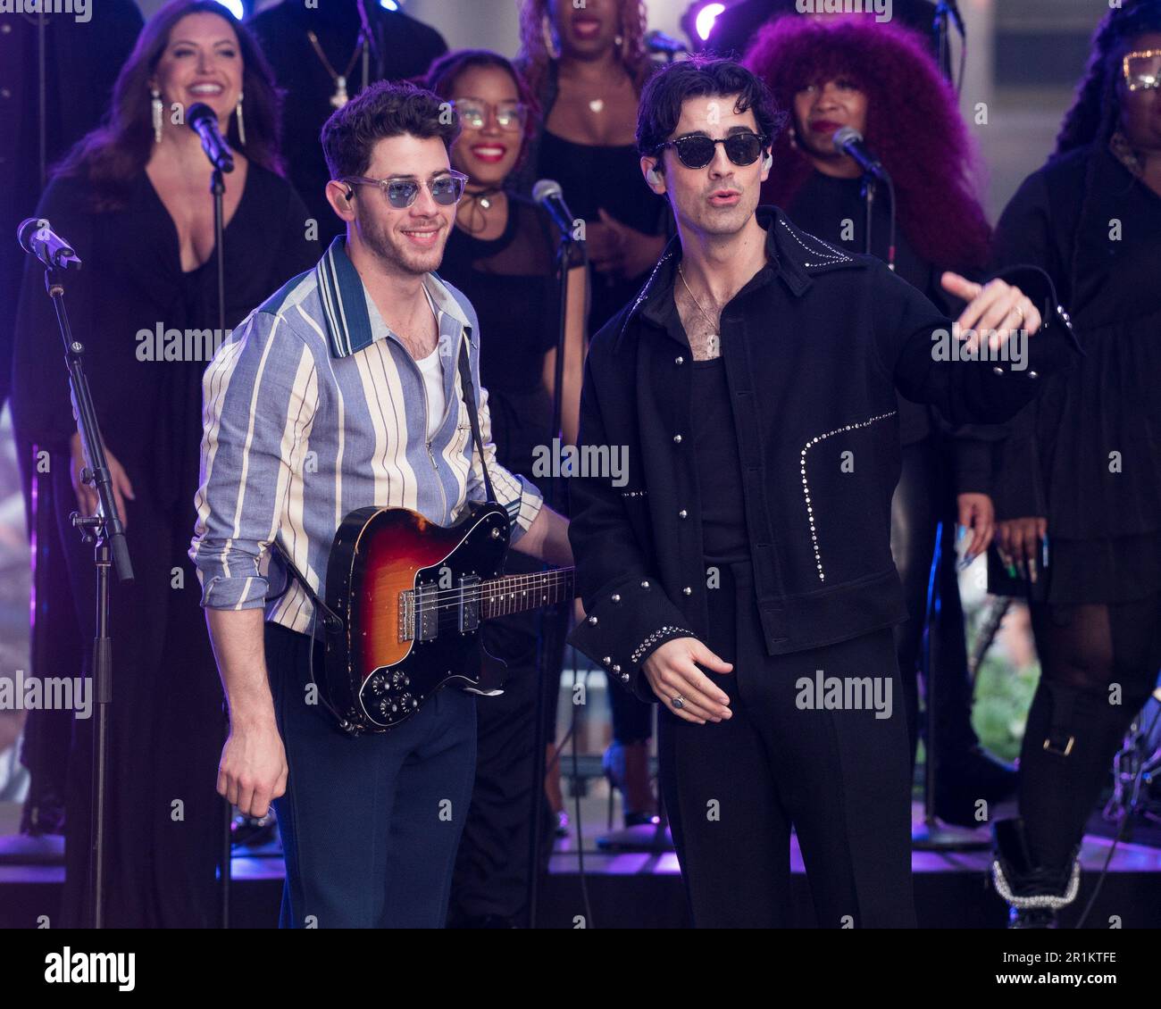 New York, NY, Stati Uniti. 12th maggio, 2023. Nick Jonas, Joe Jonas, Jonas Brothers sul palco per la NBC Today Show Concert Series con i Jonas Brothers, Rockefeller Plaza, New York, NY 12 maggio 2023. Credit: Simon Lindenblatt/Everett Collection/Alamy Live News Foto Stock
