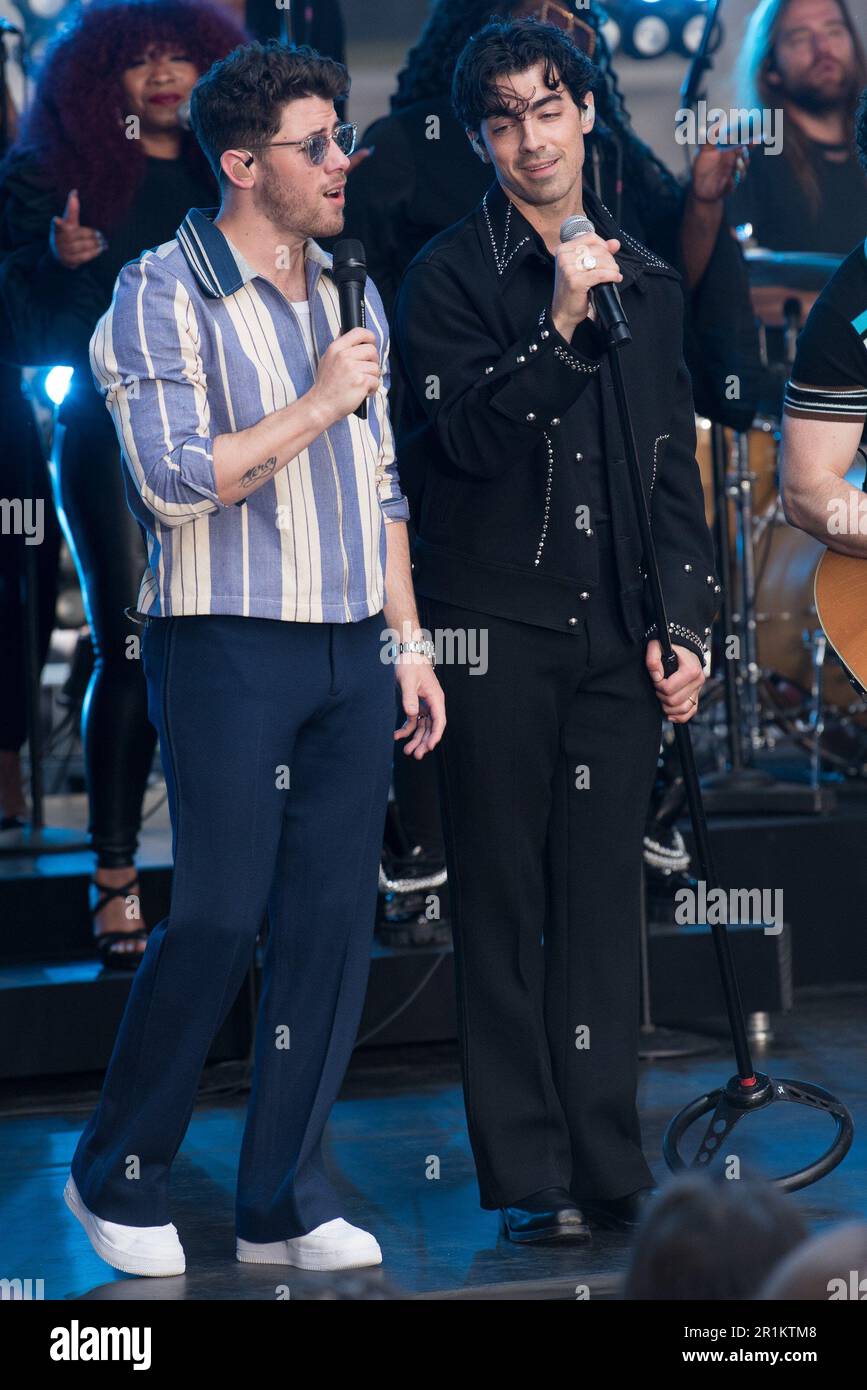 New York, NY, Stati Uniti. 12th maggio, 2023. Nick Jonas, Joe Jonas, Jonas Brothers sul palco per la NBC Today Show Concert Series con i Jonas Brothers, Rockefeller Plaza, New York, NY 12 maggio 2023. Credit: Simon Lindenblatt/Everett Collection/Alamy Live News Foto Stock