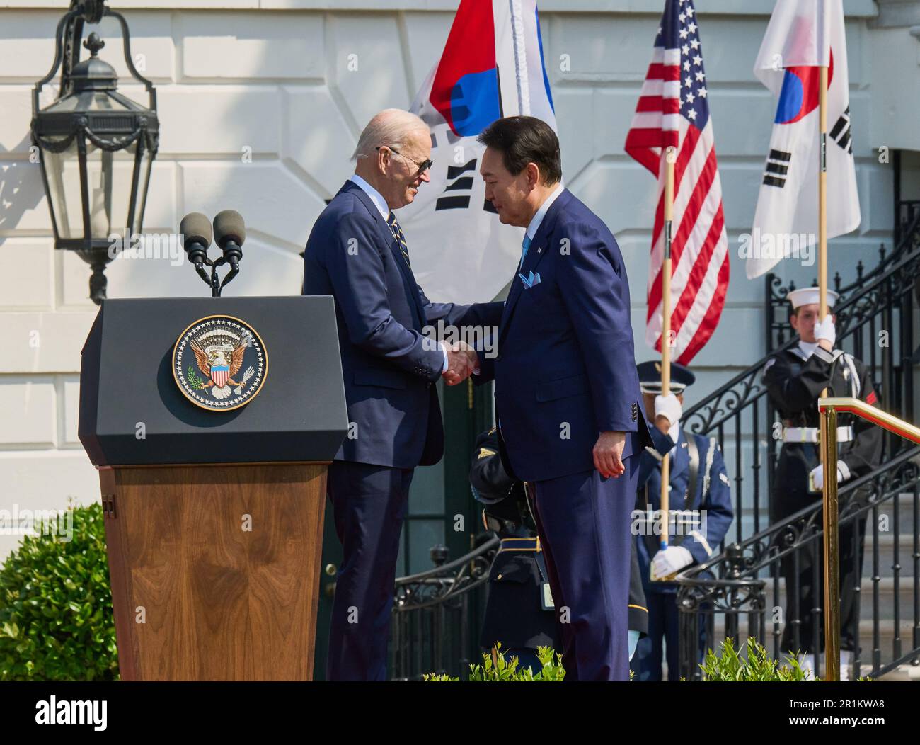 WASHINGTON, D.C., USA - 26 APRILE 2023: Cerimonia ufficiale di arrivo per la visita di Stato del Presidente Yoon Suk Yeol della Repubblica di Corea. Foto Stock