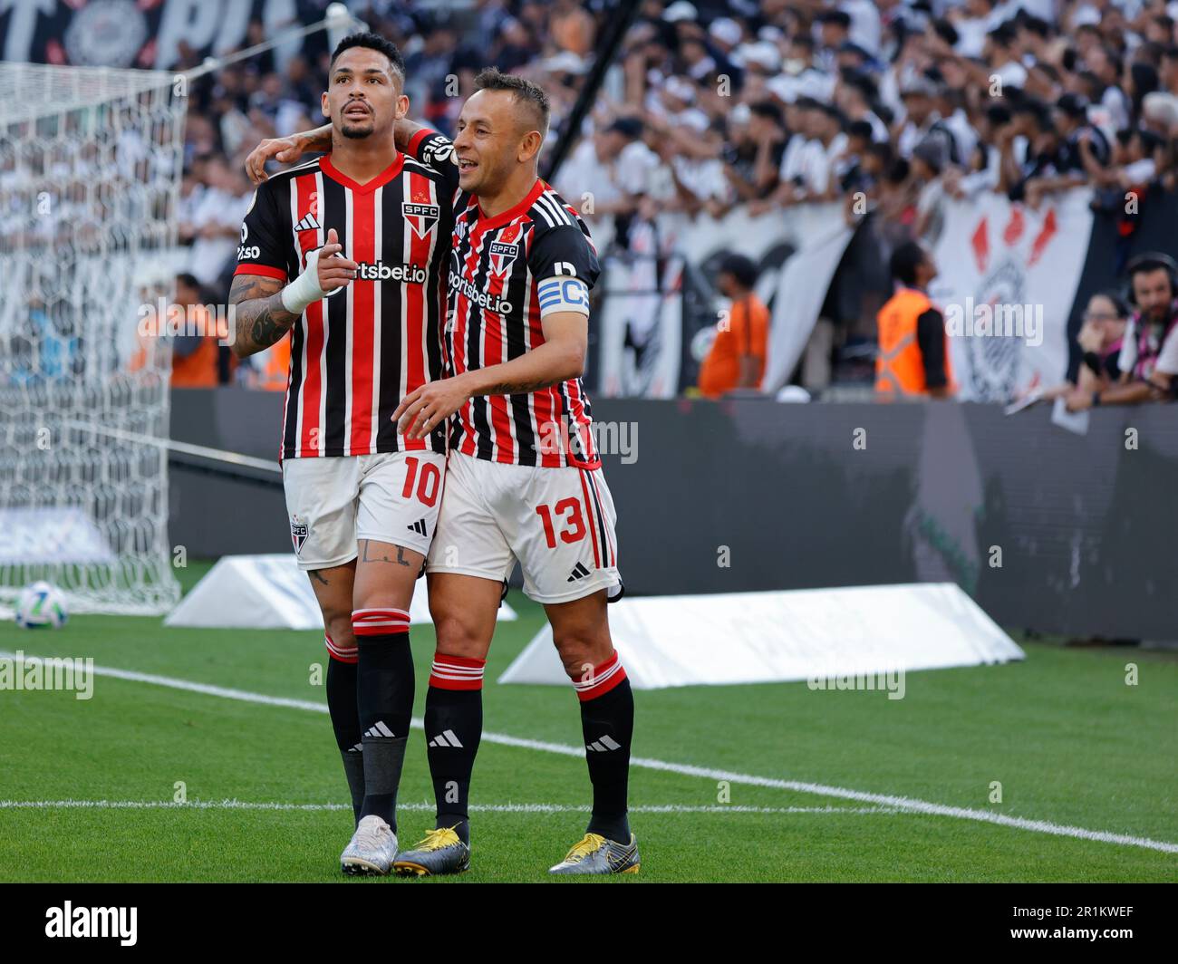 Incontro tra Corinthians e Sao Paulo per il 6th° round del Campionato brasiliano 2023, presso la Neo Quimica Arena, nella zona est di Sao Paulo, questa Domenica pomeriggio, 14. Adriana Spaca/SPP (Adriana Spaca/SPP) Credit: SPP Sport Press Photo. /Alamy Live News Foto Stock