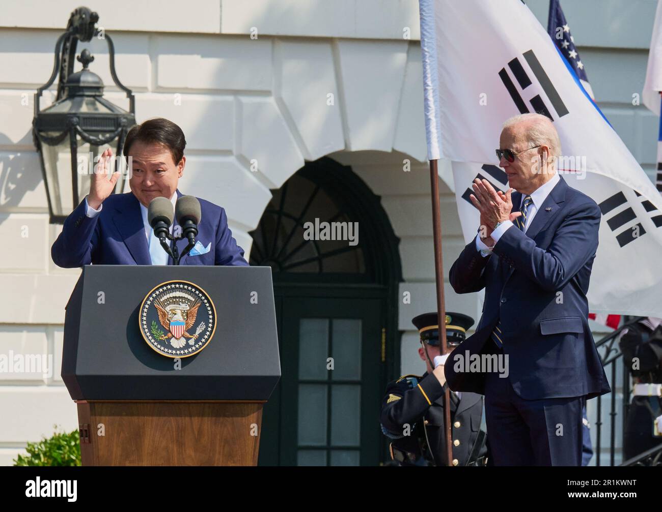 WASHINGTON, D.C., USA - 26 APRILE 2023: Cerimonia ufficiale di arrivo per la visita di Stato del Presidente Yoon Suk Yeol della Repubblica di Corea. Foto Stock