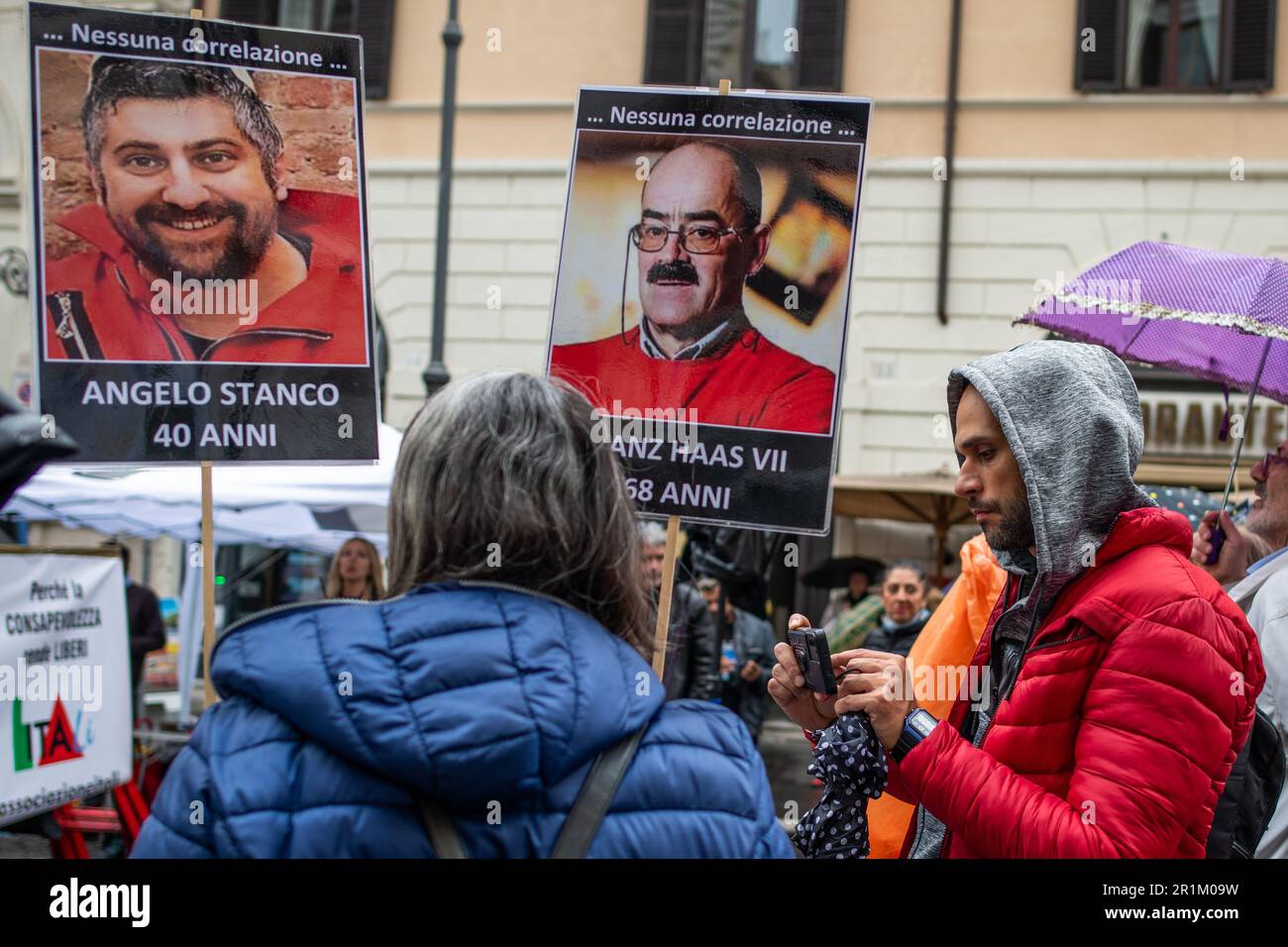 Roma, Italia. 13th maggio, 2023. I manifestanti hanno diversi cartelloni con foto di presunte vittime del vaccino anti-covid19 con l'intestazione 'nessuna relazione'. Edizione romana in Piazza Santi Apostoli dell'evento 'Effetti Avversi' (effetti avversi) per sensibilizzare l'opinione pubblica sui presunti decessi dovuti agli effetti collaterali del vaccino anti-covid19, ai presunti casi di malpratica medica e/o effetti di covid19 non trattati nel modo giusto. In molte piazze si sono unite associazioni vicine all'area sovrana, negativa e novassale. (Foto di Marcello Valeri/SOPA Images/Sipa USA) Credit: Sipa USA/Alamy Live News Foto Stock