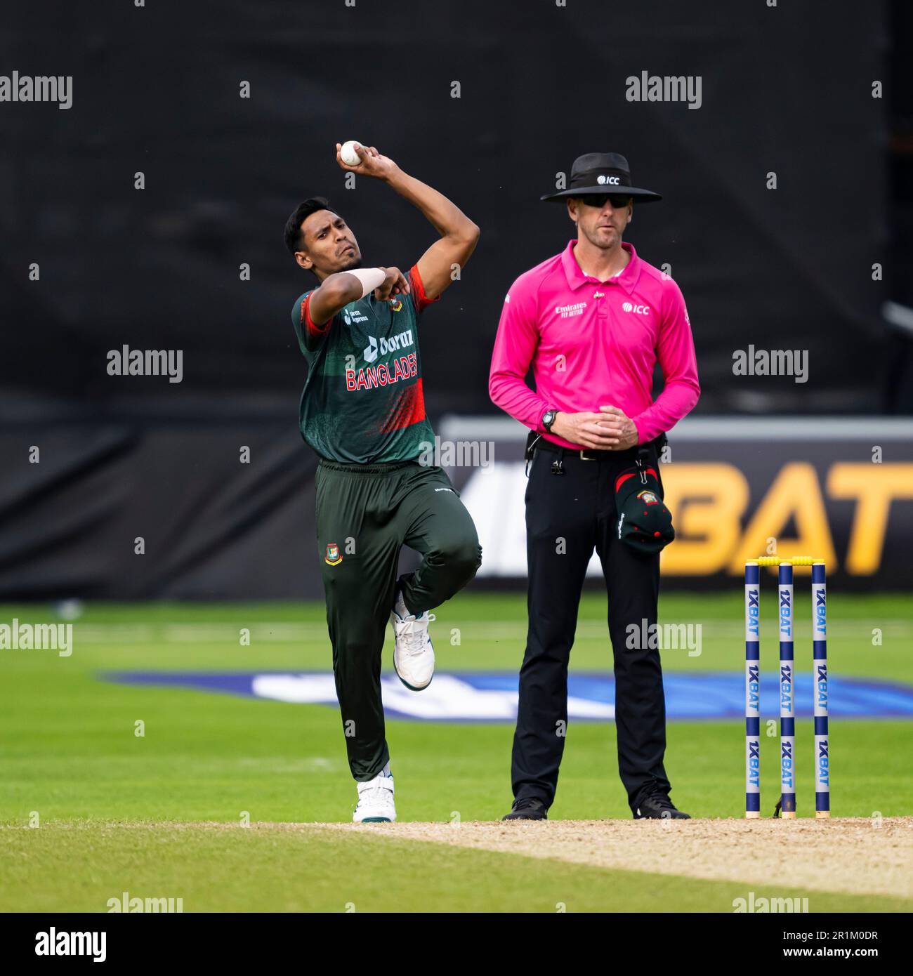 CHELMSFORD, REGNO UNITO. 14 maggio, 2023. MD Mustafizur Rahman of Bangladesh (a sinistra) bocce durante la ICC Men's Cricket World Cup Super League - 3rd ODI Irlanda vs Bangladesh al campo da cricket della Cloud County domenica 14 maggio 2023 a CHELMSFORD INGHILTERRA. Credit: Taka Wu/Alamy Live News Foto Stock