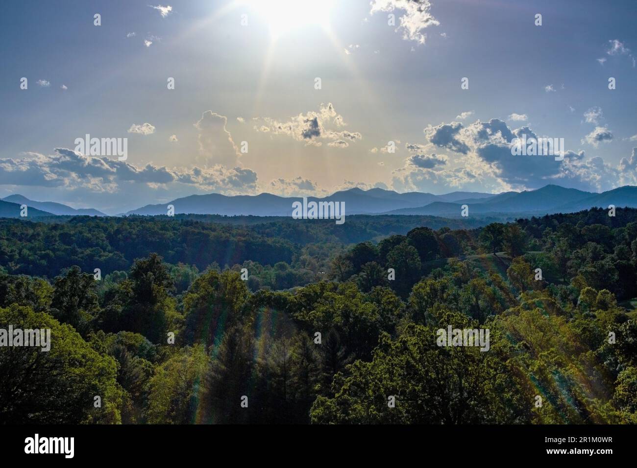 La vista dalla Biltmore House ad Asheville, NC, USA, rivela le montagne Blue Ridge, e il motivo per cui George Vanderbilt ha scelto di costruire qui Foto Stock