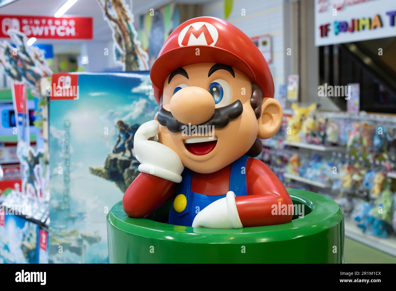 Super Mario di Nintendo all'ingresso di un negozio di giocattoli a Yokohama  Foto stock - Alamy
