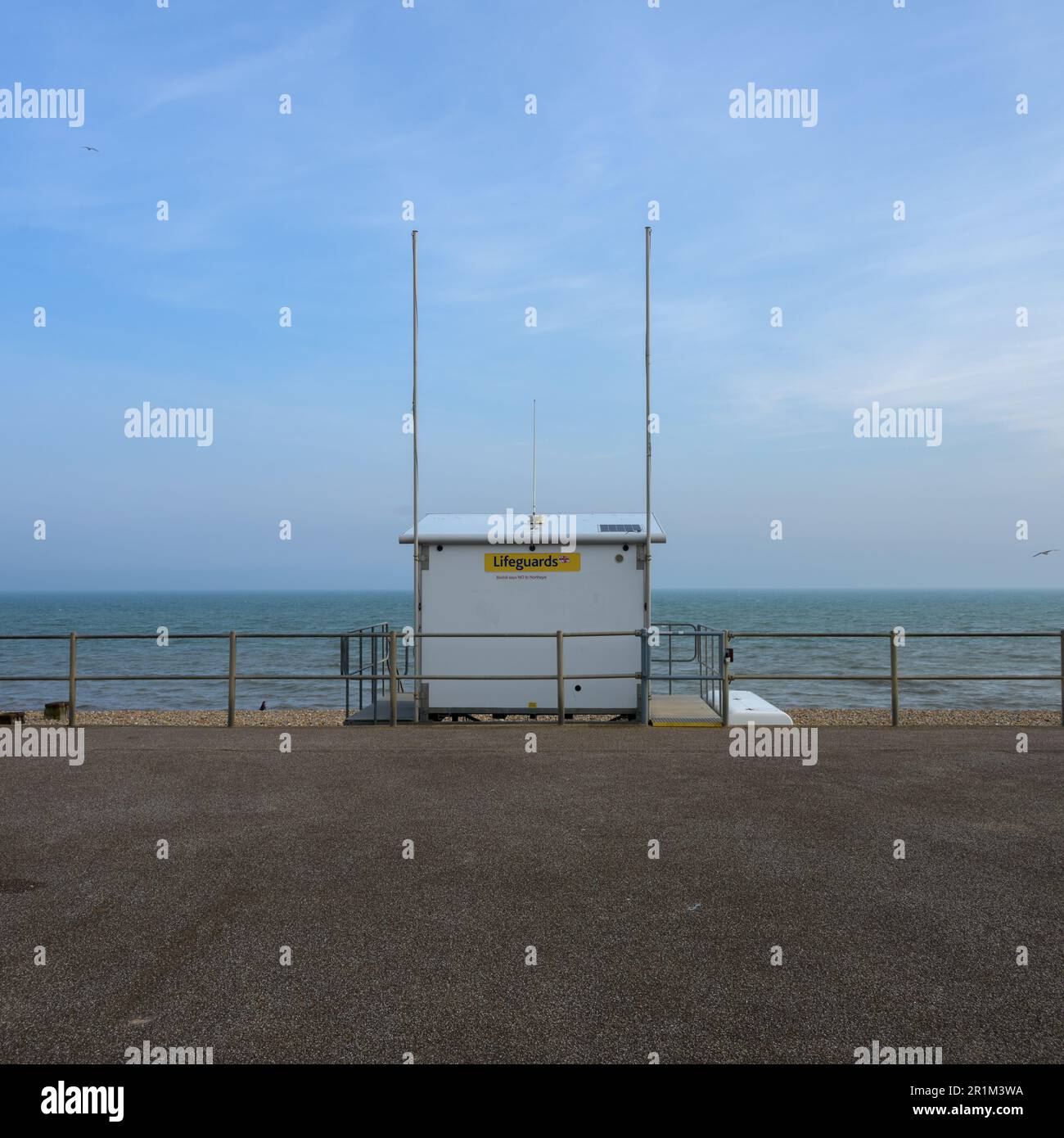 Il bagnino capanna, con un adesivo 'dire No a Northeye' con il mare come sfondo in una giornata di sole Foto Stock