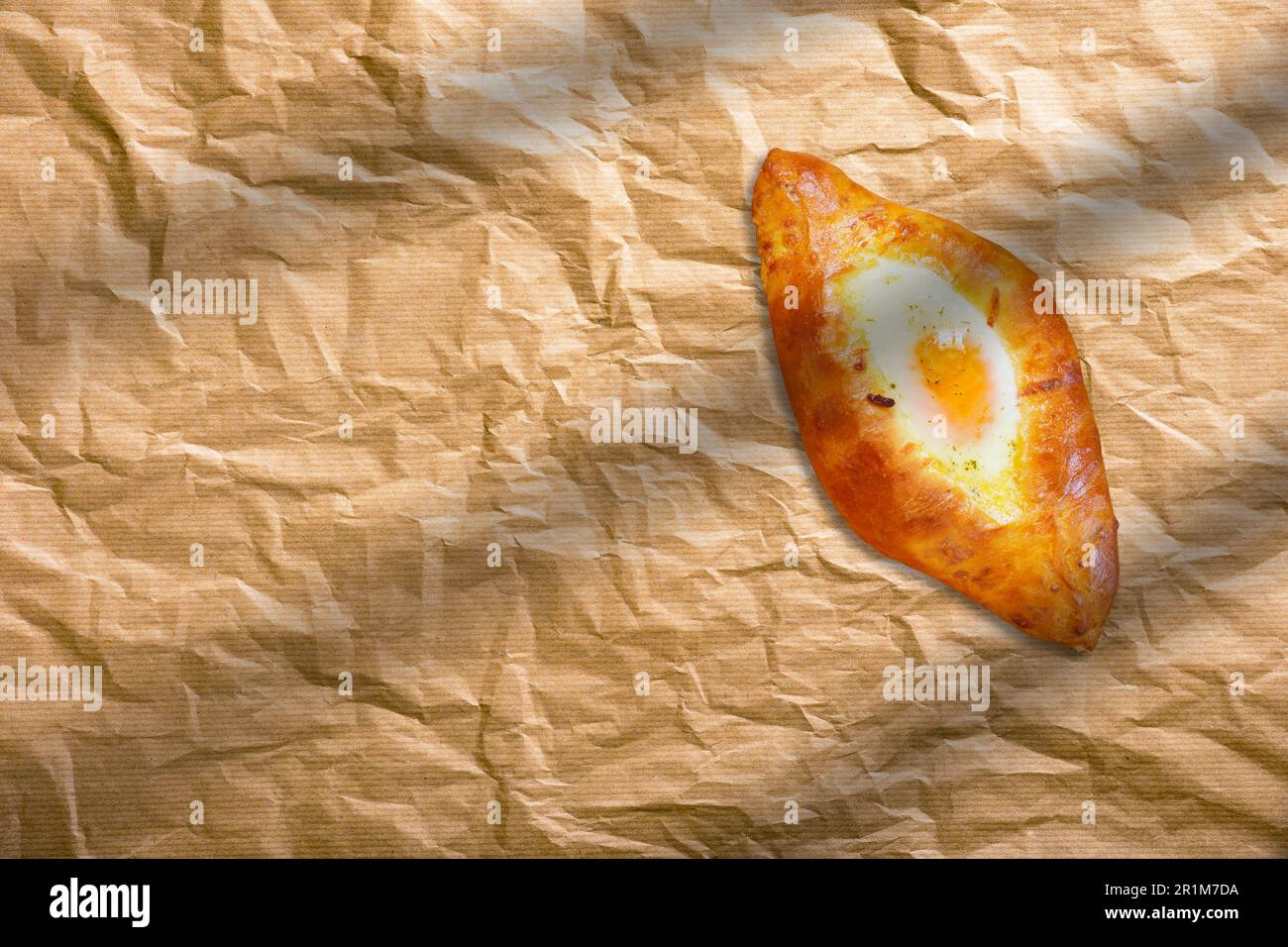 Bagel freschi fatti in casa su carta da forno. Concetto di panetteria americana. Foto Stock