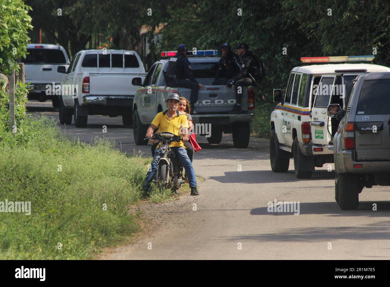 Il personale militare appartenente alle forze armate nazionali bolivariane (FANB) è visto guidare pattuglie vicino alle rive del fiume T·chira, confine naturale tra Venezuela e Colombia, durante le operazioni militari per la difesa e la protezione del valico di frontiera. Secondo fonti ufficiali si è verificato un dispiegamento di oltre 1.300 soldati e poliziotti appartenenti alle diverse componenti delle forze armate venezuelane, attraverso un'operazione il cui obiettivo principale è controllare le strade illegali note come 'Trochas' per attraversare il confine e, in questo modo, ridurre la criminalità nella zona borde Foto Stock
