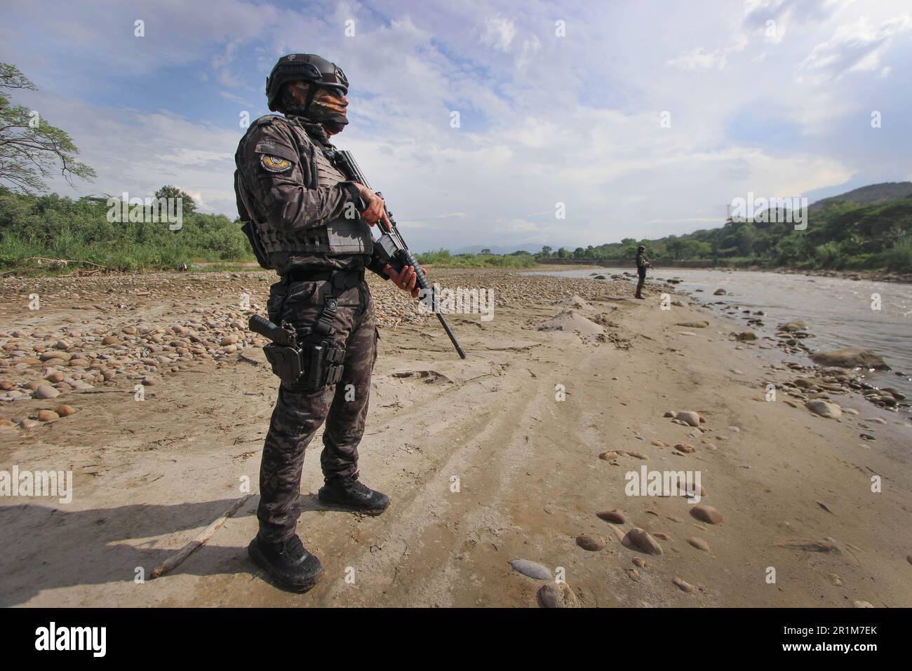 Il personale militare appartenente alle forze armate nazionali bolivaresi (FANB) pattuglia nei pressi del fiume T·chira, il confine naturale tra Venezuela e Colombia, durante le operazioni militari per la difesa e la protezione del valico di frontiera. Secondo fonti ufficiali si è verificato un dispiegamento di oltre 1.300 soldati e poliziotti appartenenti alle diverse componenti delle forze armate venezuelane, attraverso un'operazione il cui obiettivo principale è controllare le strade illegali note come 'Trochas' per attraversare il confine e, in questo modo, Ridurre la criminalità nella zona confinante con la Colombia. Foto Stock