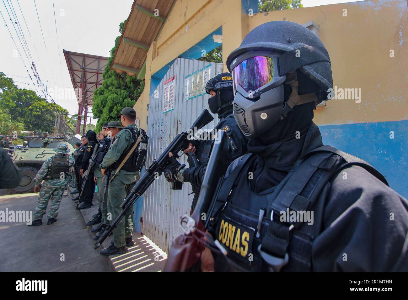 Il personale militare appartenente alle forze armate nazionali bolivariane (FANB) controlla la vicinanza della riva del fiume T·chira, confine naturale tra Venezuela e Colombia, durante le operazioni militari per la difesa e la protezione del valico di frontiera. Secondo fonti ufficiali si è verificato un dispiegamento di oltre 1.300 soldati e poliziotti appartenenti alle diverse componenti delle forze armate venezuelane, attraverso un'operazione il cui obiettivo principale è controllare le strade illegali note come 'Trochas' per attraversare il confine e, in questo modo, Ridurre la criminalità nella zona confinante con la Colombia. Foto Stock