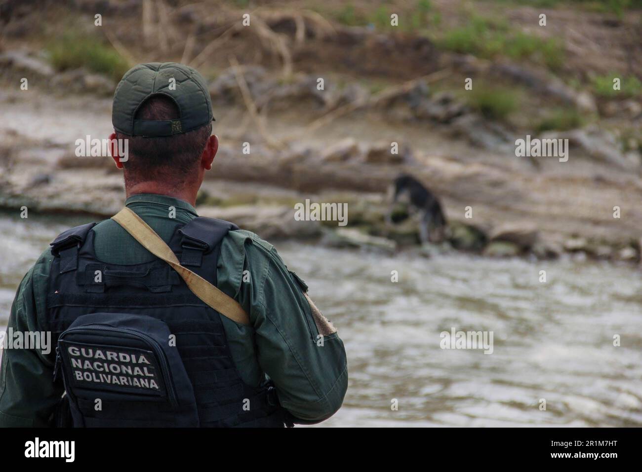 Il personale militare appartenente alle forze armate nazionali bolivaresi (FANB) pattuglia nei pressi del fiume T·chira, il confine naturale tra Venezuela e Colombia, durante le operazioni militari per la difesa e la protezione del valico di frontiera. Secondo fonti ufficiali si è verificato un dispiegamento di oltre 1.300 soldati e poliziotti appartenenti alle diverse componenti delle forze armate venezuelane, attraverso un'operazione il cui obiettivo principale è controllare le strade illegali note come 'Trochas' per attraversare il confine e, in questo modo, Ridurre la criminalità nella zona confinante con la Colombia. (Foto di Jo Foto Stock