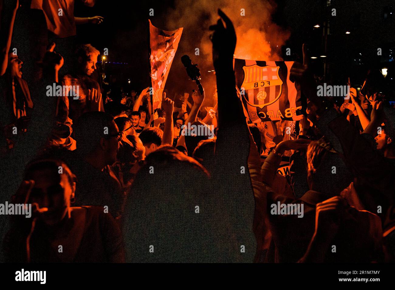 Barcellona, Spagna. 14th maggio, 2023. Gli appassionati del FC Barcelona ballano sotto i riflessi rossi davanti alla fontana Canaletes che celebra la 27th. Credit: Matthias Oesterle/Alamy Live News Foto Stock