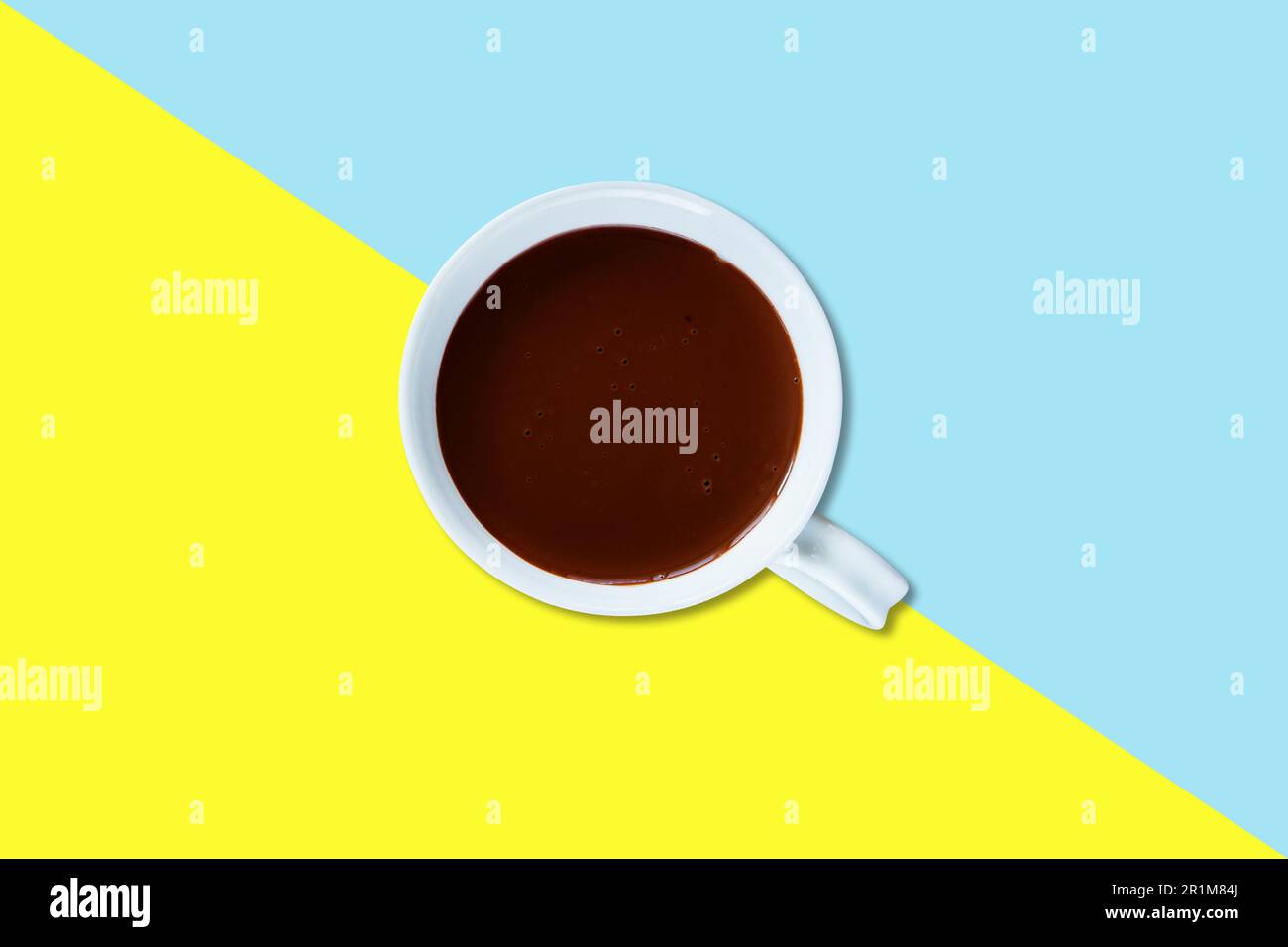 Latte al cioccolato caldo su tazza di ceramica bianca isolata su sfondo colorato. Foto Stock