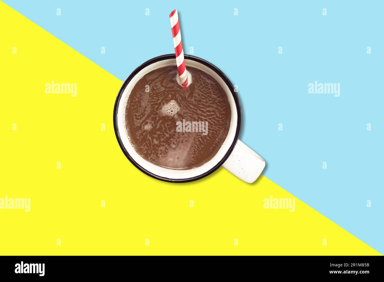 Latte al cioccolato caldo su tazza di smalto bianco con bastoncino colorato. Foto Stock